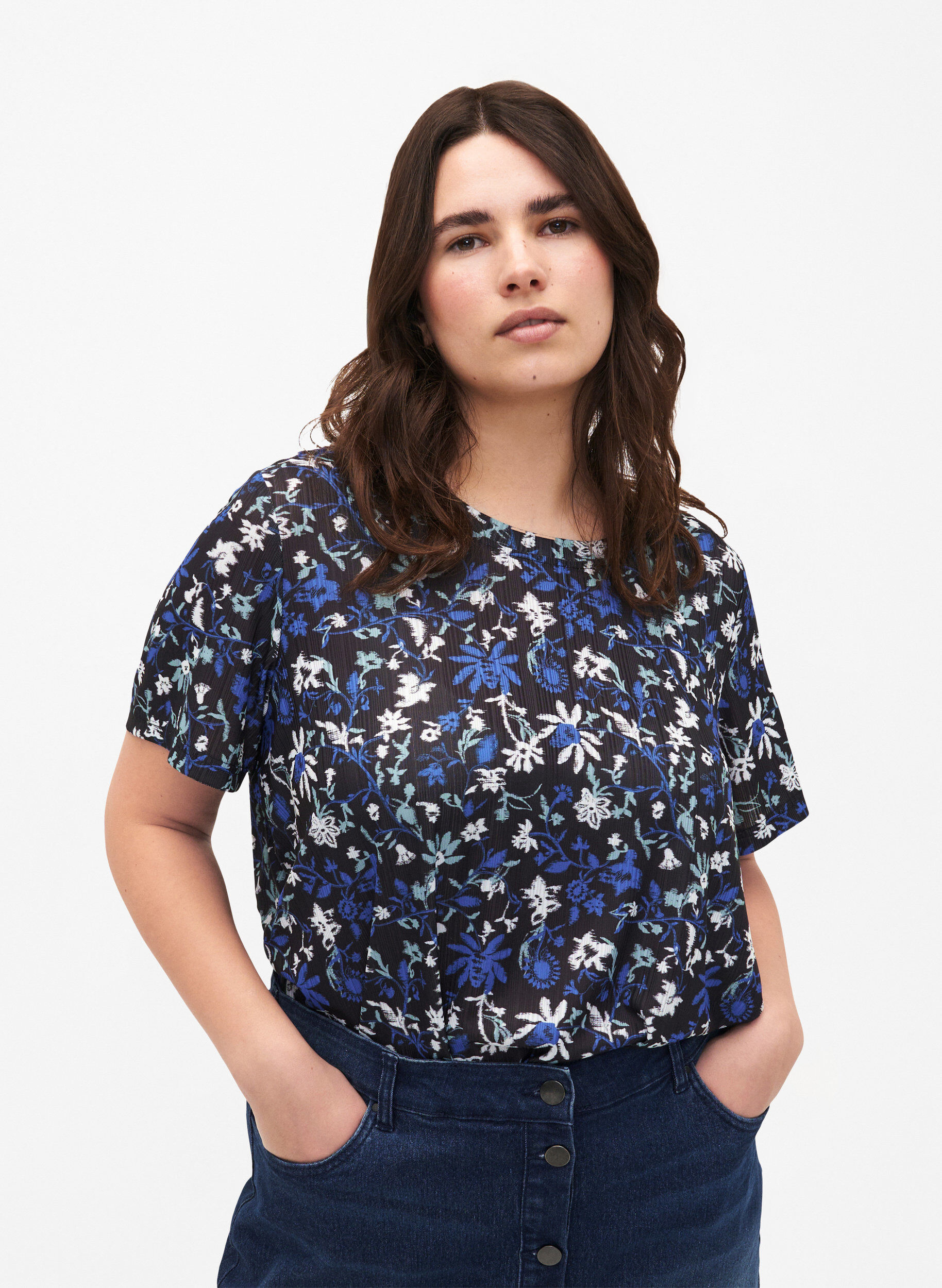 Zizzi FLASH - T-shirt met bloemenprint, Black Blue Green AOP, Model image number 0