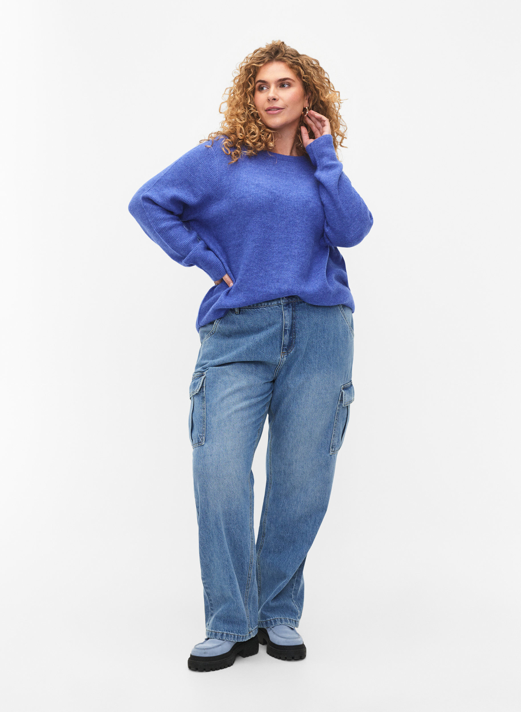 Zizzi Loszittende jeans met cargozakken, Light blue, Model image number 0