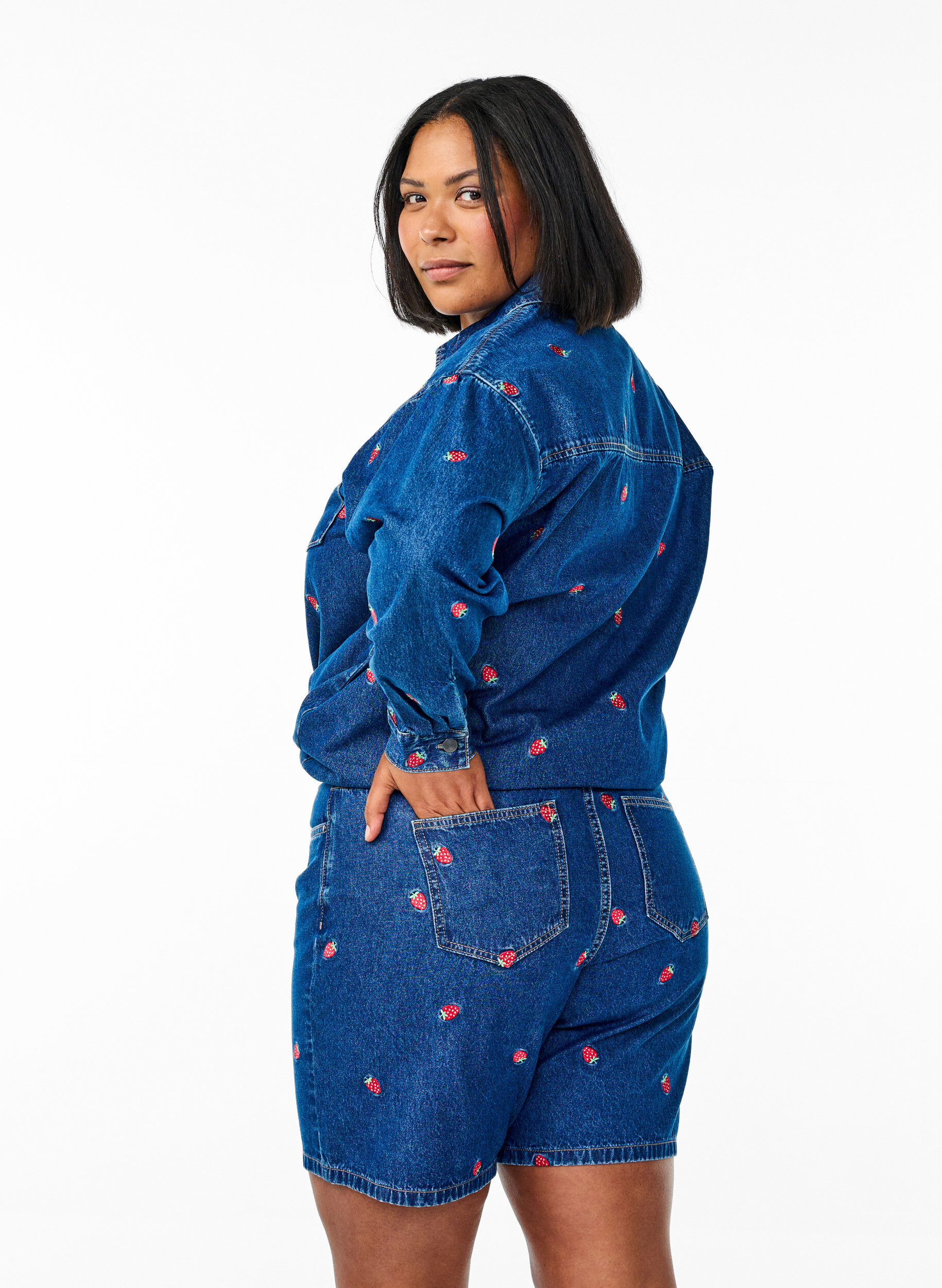 Zizzi Denimshorts met geborduurde bloemen, Blauw, Model image number 1