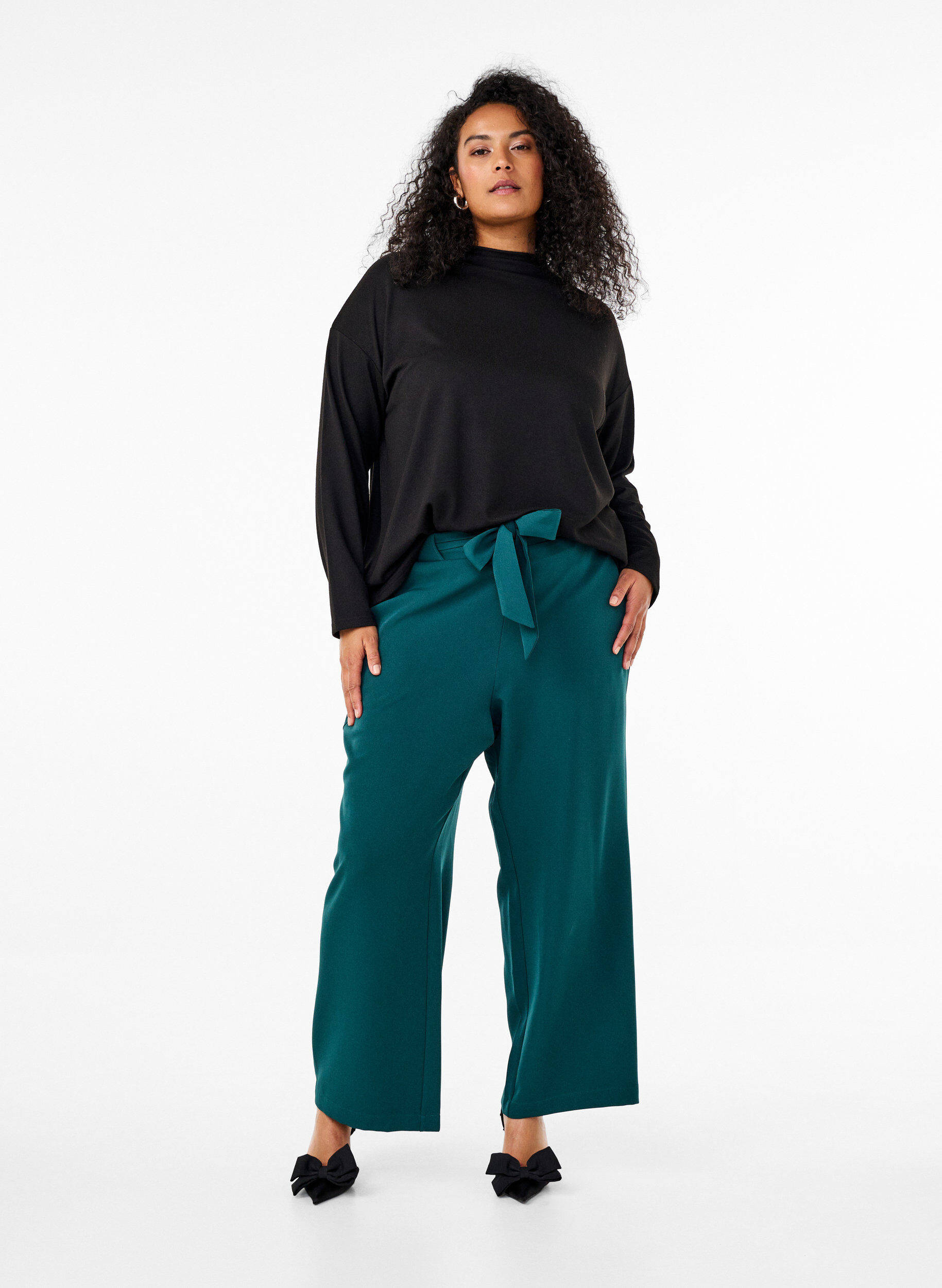 Zizzi Luchtige broek met hoge taille en strikriem, Groen, Model image number 0