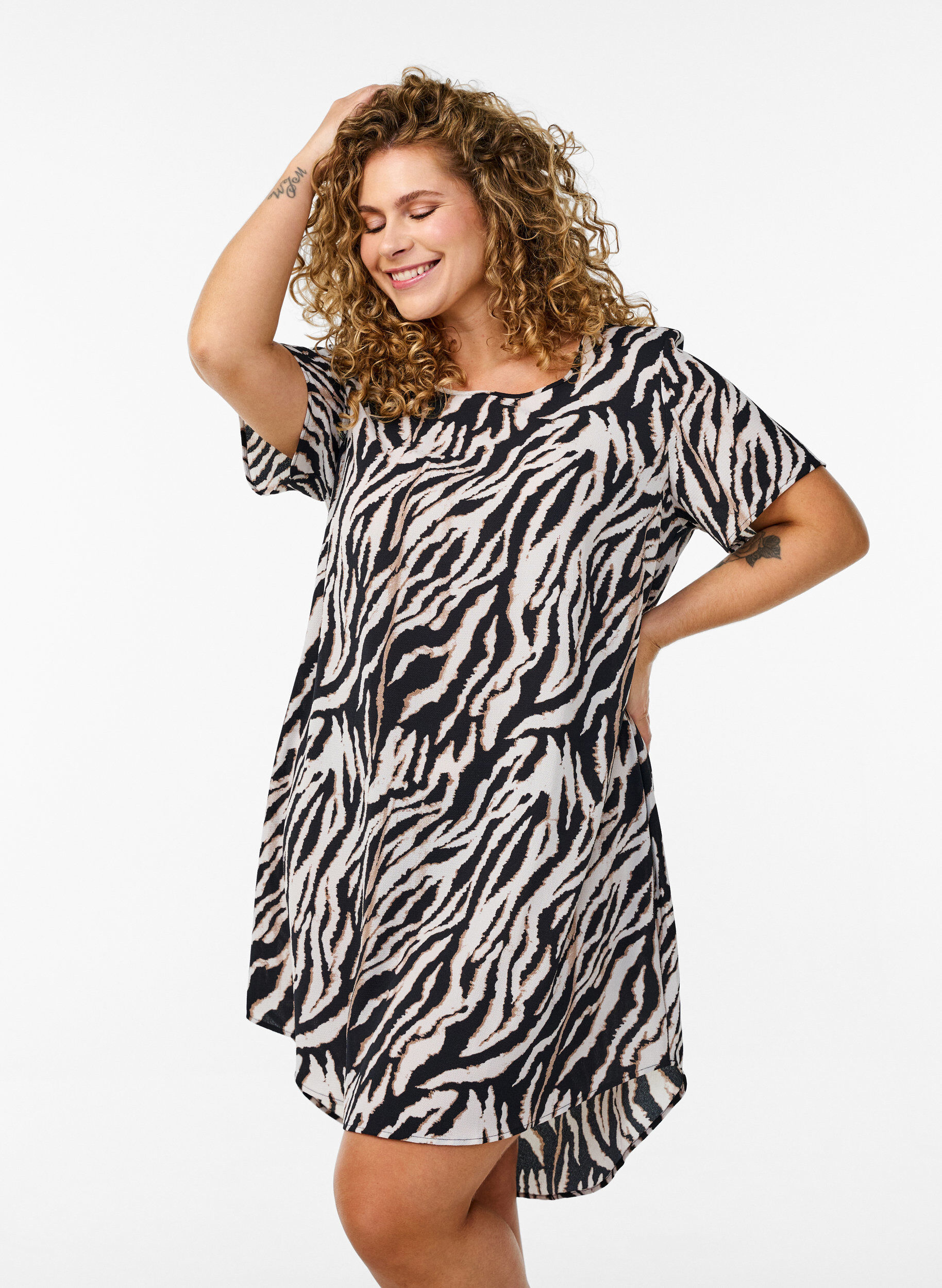 Zizzi Jurk met print en korte mouwen, Zwart, Model image number 0