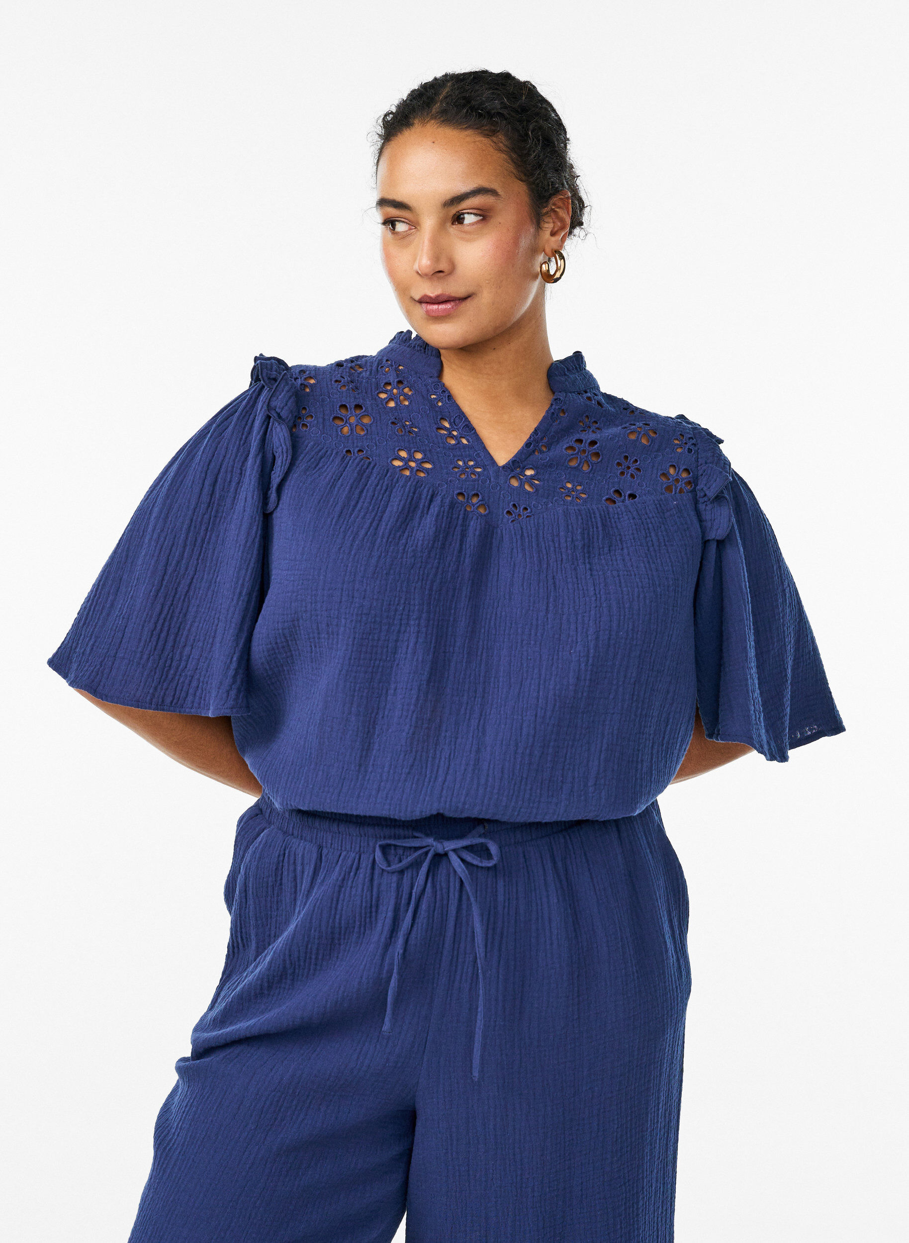 Blouse in katoen mousseline met broderie anglaise en 1/2 mouwen, Blauw, Model