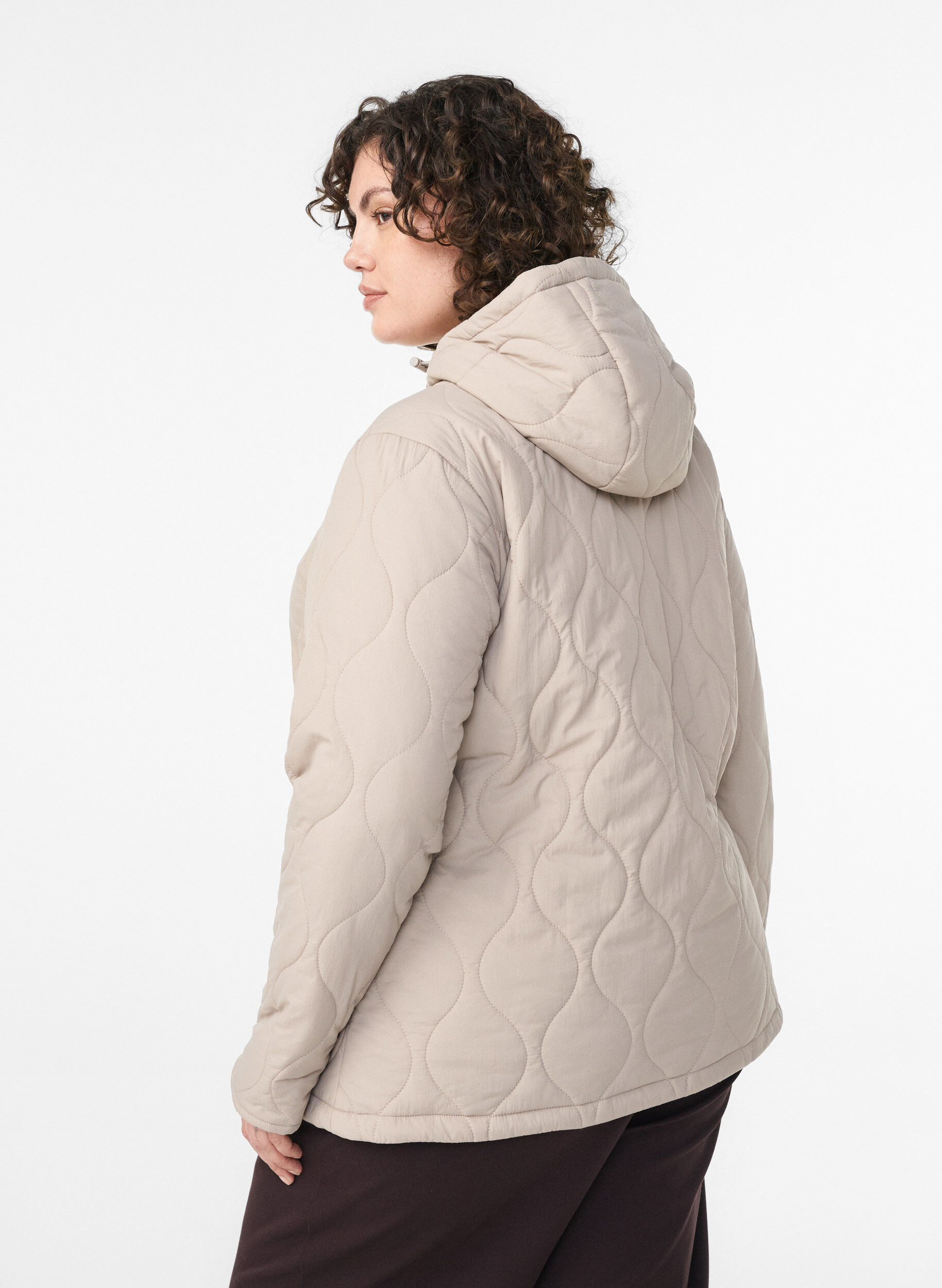 Zizzi Gewatteerde jas met capuchon en zakken, Beige, Model image number 2