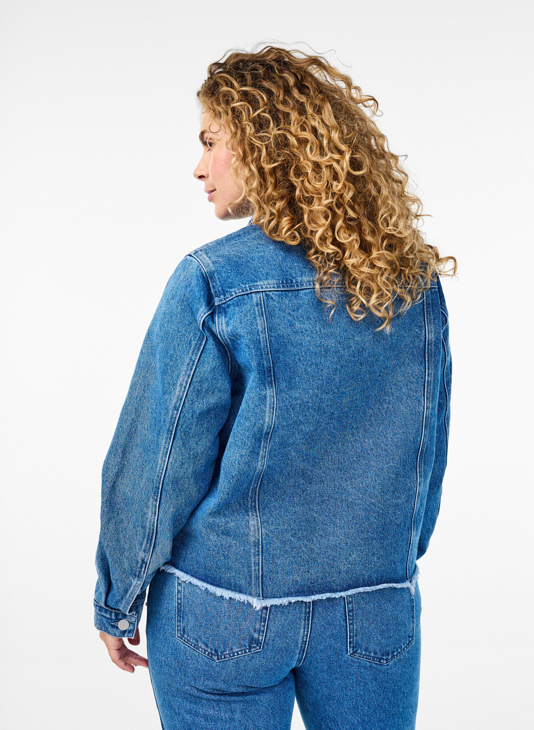 Zizzi Denimjack met strasssteentjes en een rauwe zoom, Blauw, Model image number 2