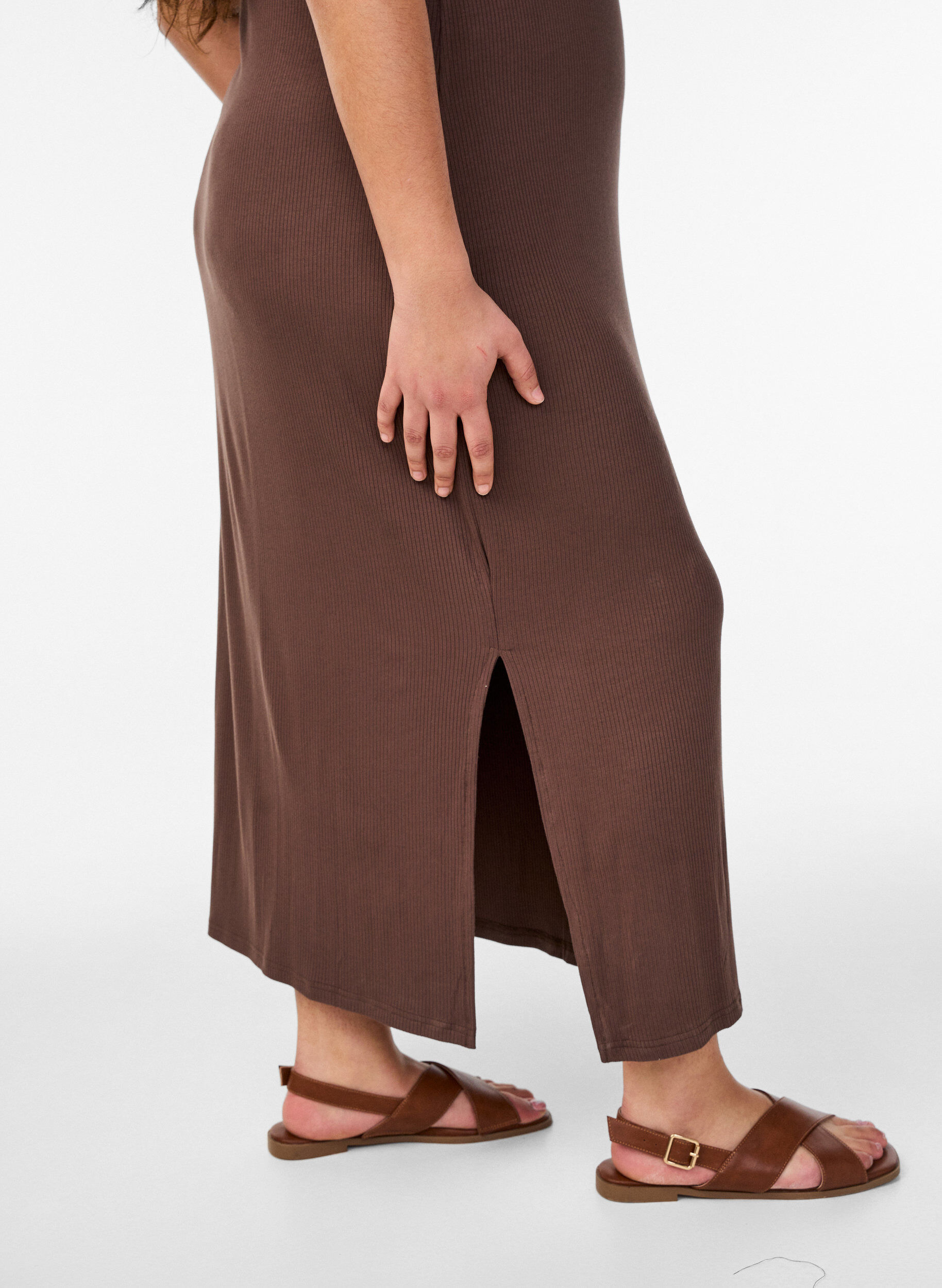 Zizzi Mouwloze ribjurk van viscose, Bruin, Model image number 2