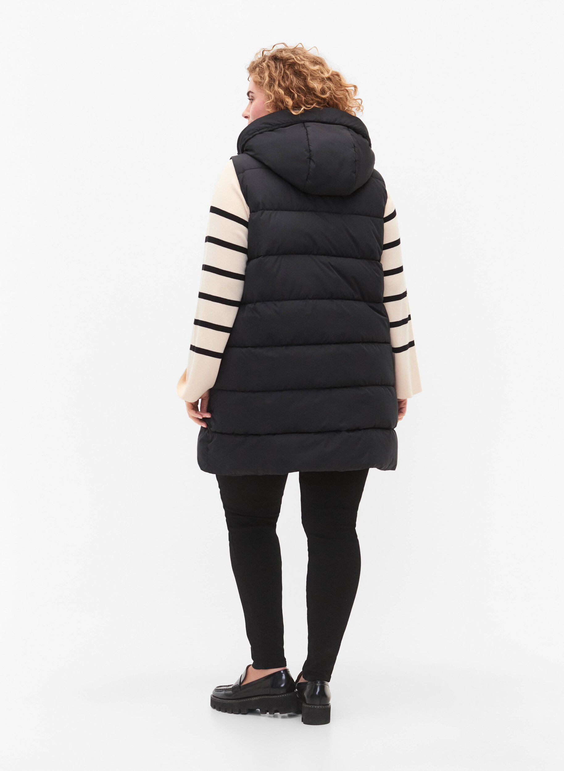 Zizzi Lange vest met capuchon en zakken, Zwart, Model image number 2