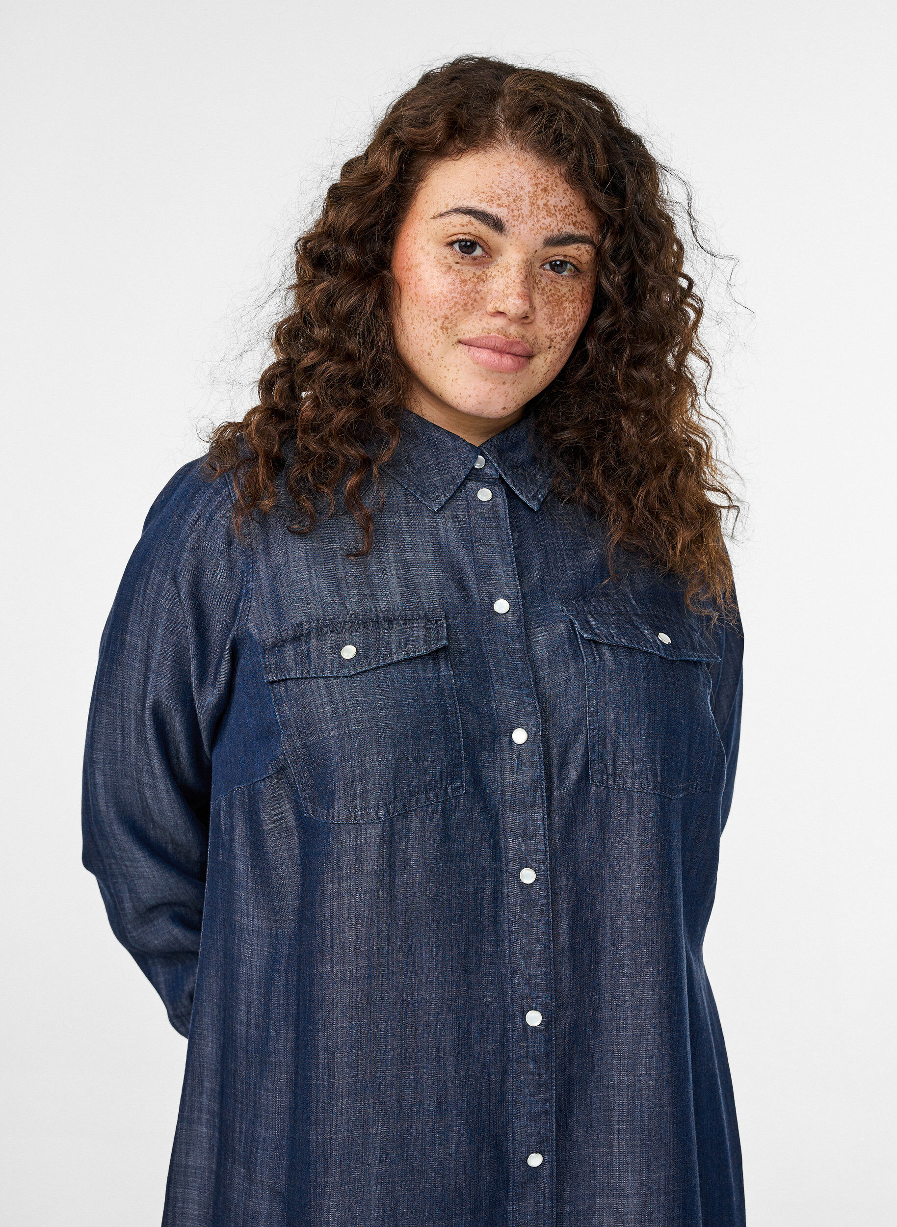 Zizzi Korte denimjurk in lyocell met drukkers, Blauw, Model image number 2
