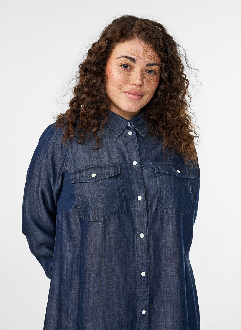 Korte denimjurk in lyocell met drukkers, Blauw, Model image number 2