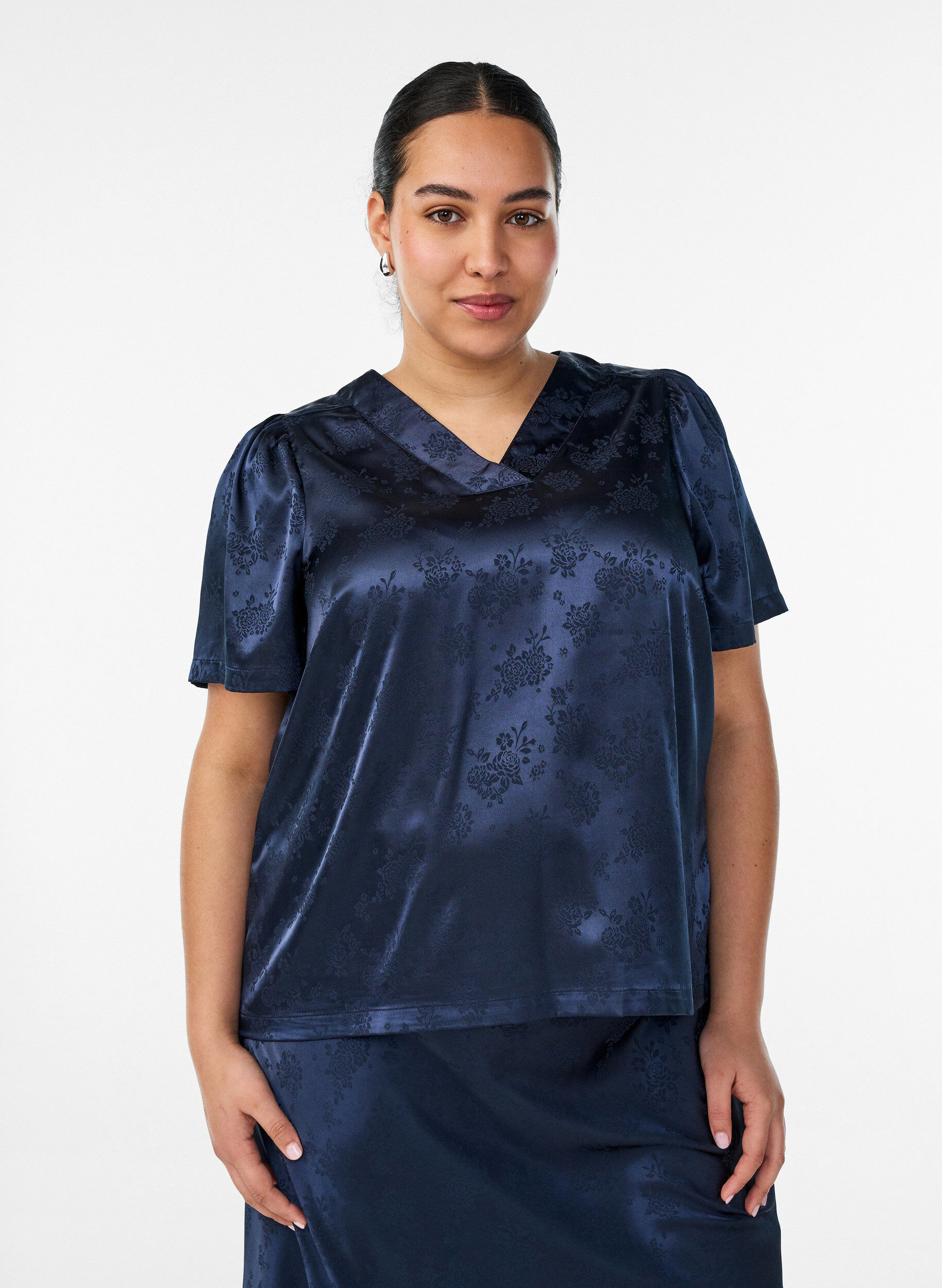 ZizziSatijnen blouse met bloemenprint en V-hals, Blauw, Model image number 0