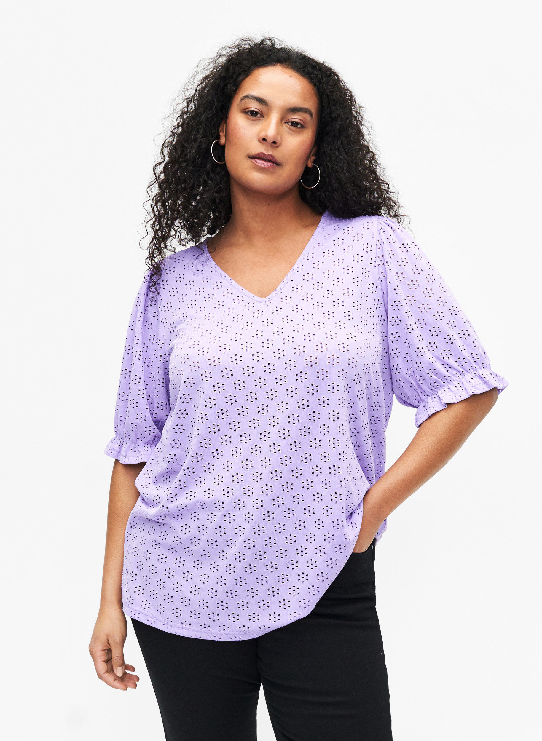 Zizzi Blouse met V-hals en gaatjespatroon, Viola, Model image number 0