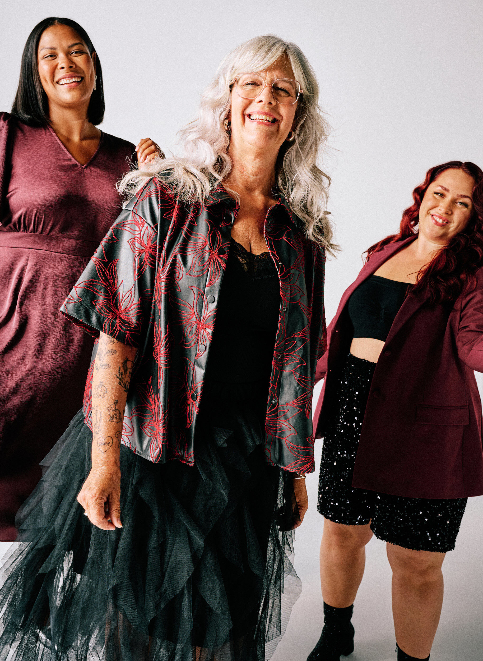 Zizzi Korte imitatielederen blouse met contrasterend borduursel, Zwart, Image image number 0