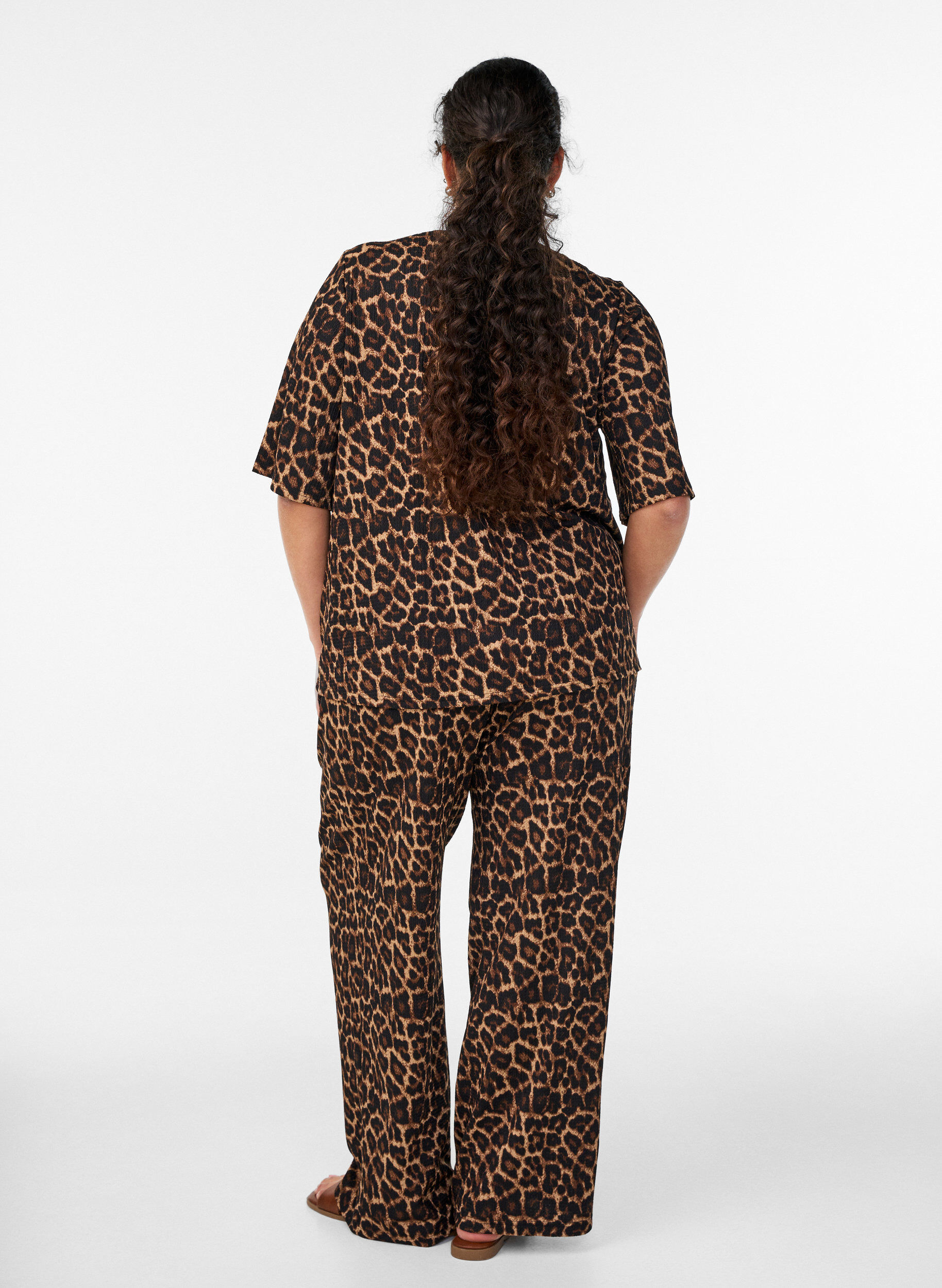 Zizzi Broek met wijde pijpen in een licht gestructureerde stof, Zwart, Model image number 1