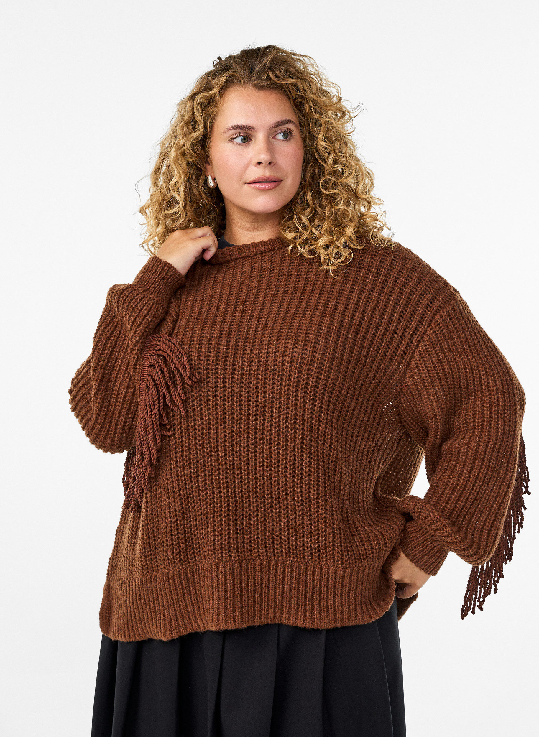 Zizzi Gebreide blouse met franjes aan de achterkant, Bruin, Model image number 2