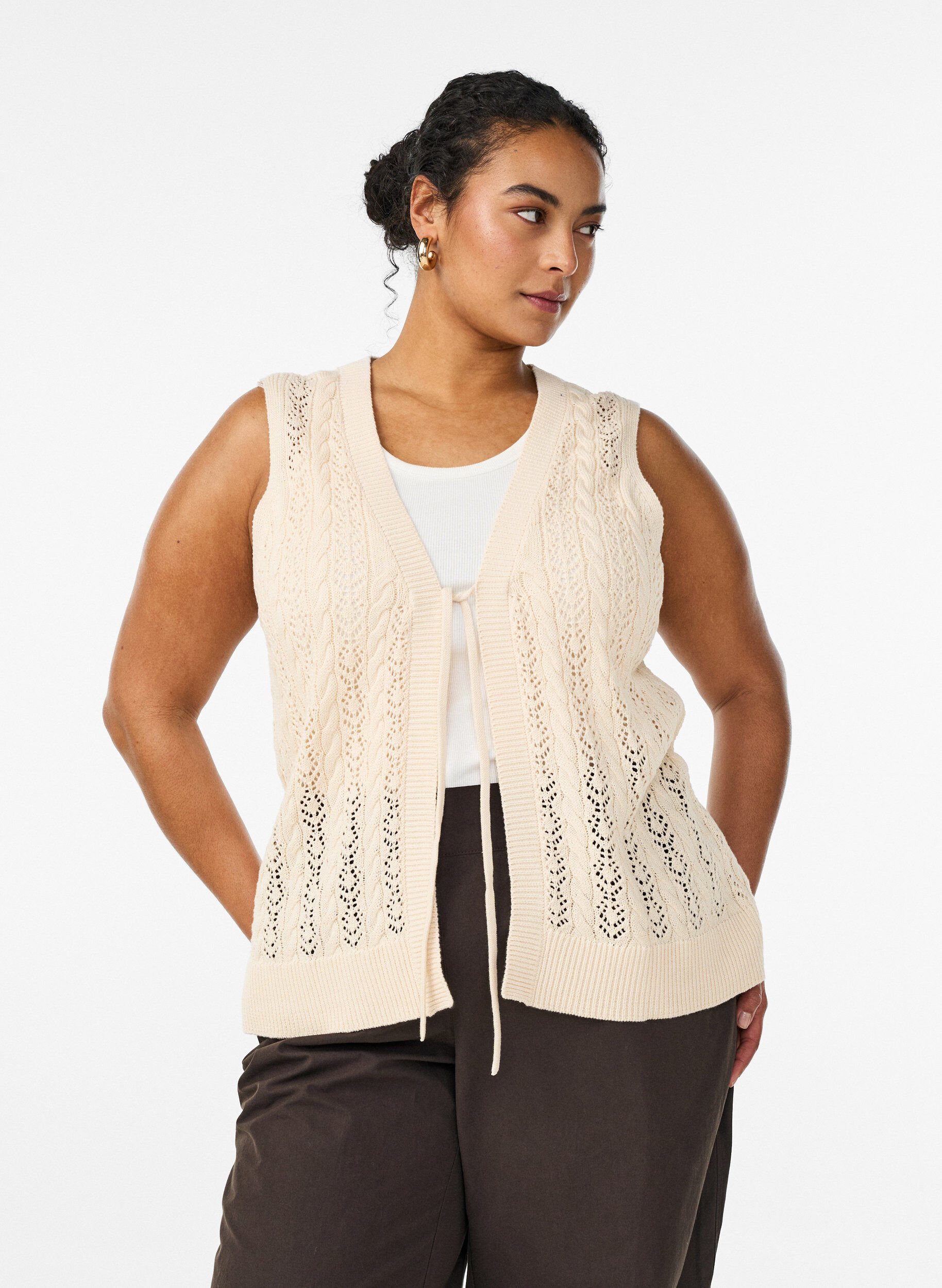 Zizzi Gebreide vest met ajourborduursel en striksluiting, Beige, Model image number 0