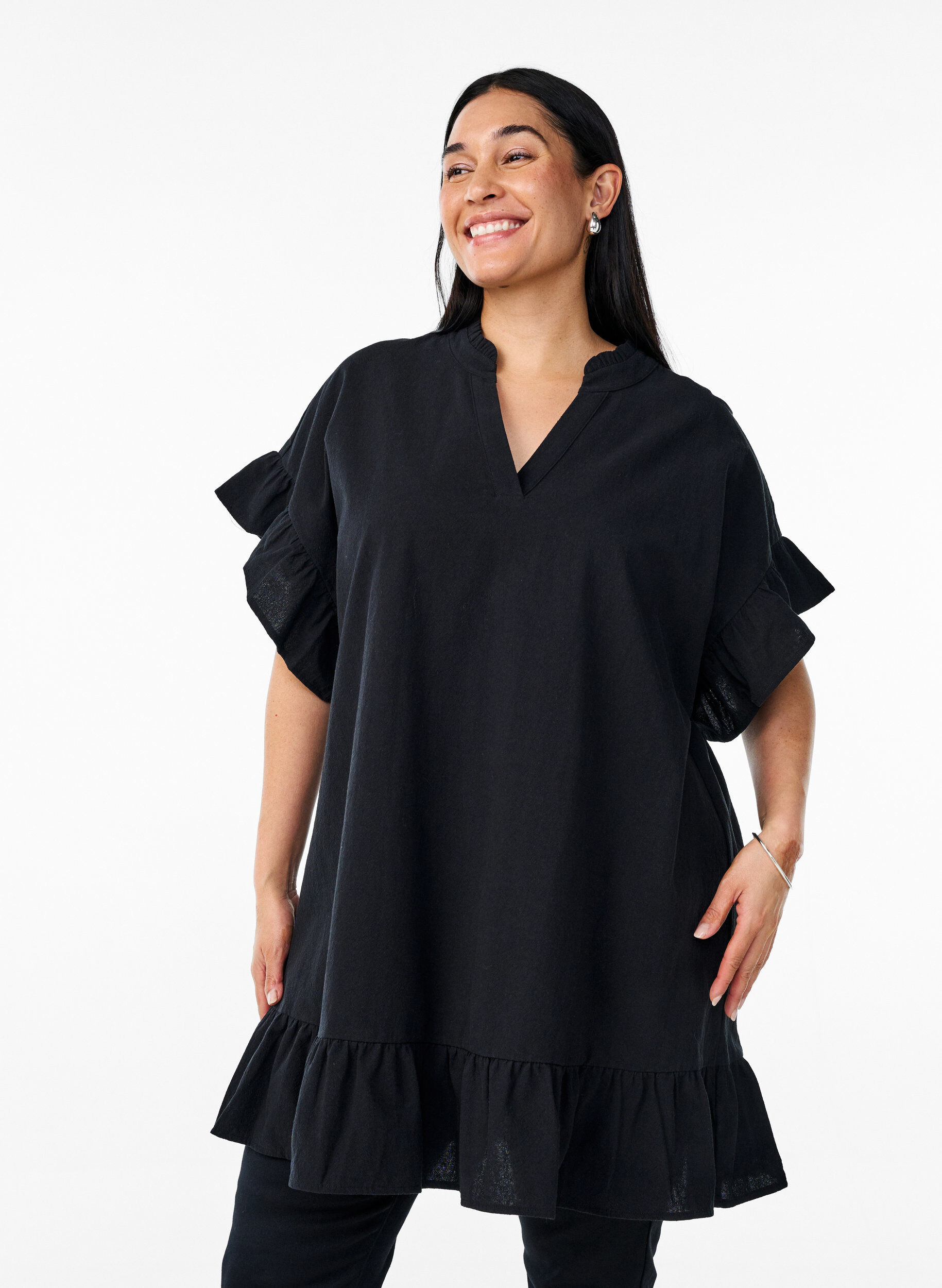 Zizzi Tunic met V-hals en ruchesdetails, Zwart, Model image number 0