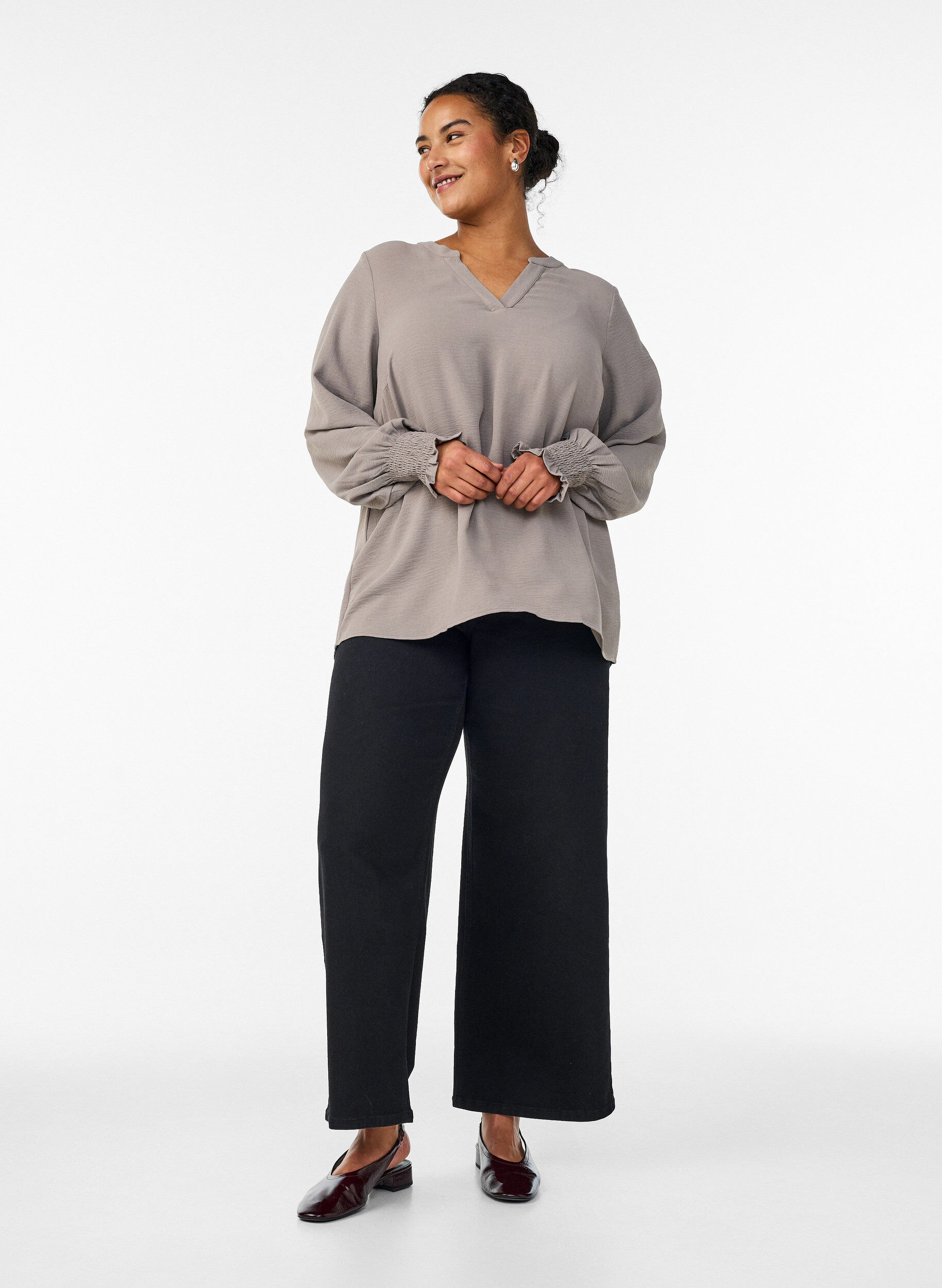 Zizzi Blouse met smockmanchetten en V-hals, Beige, Model image number 1