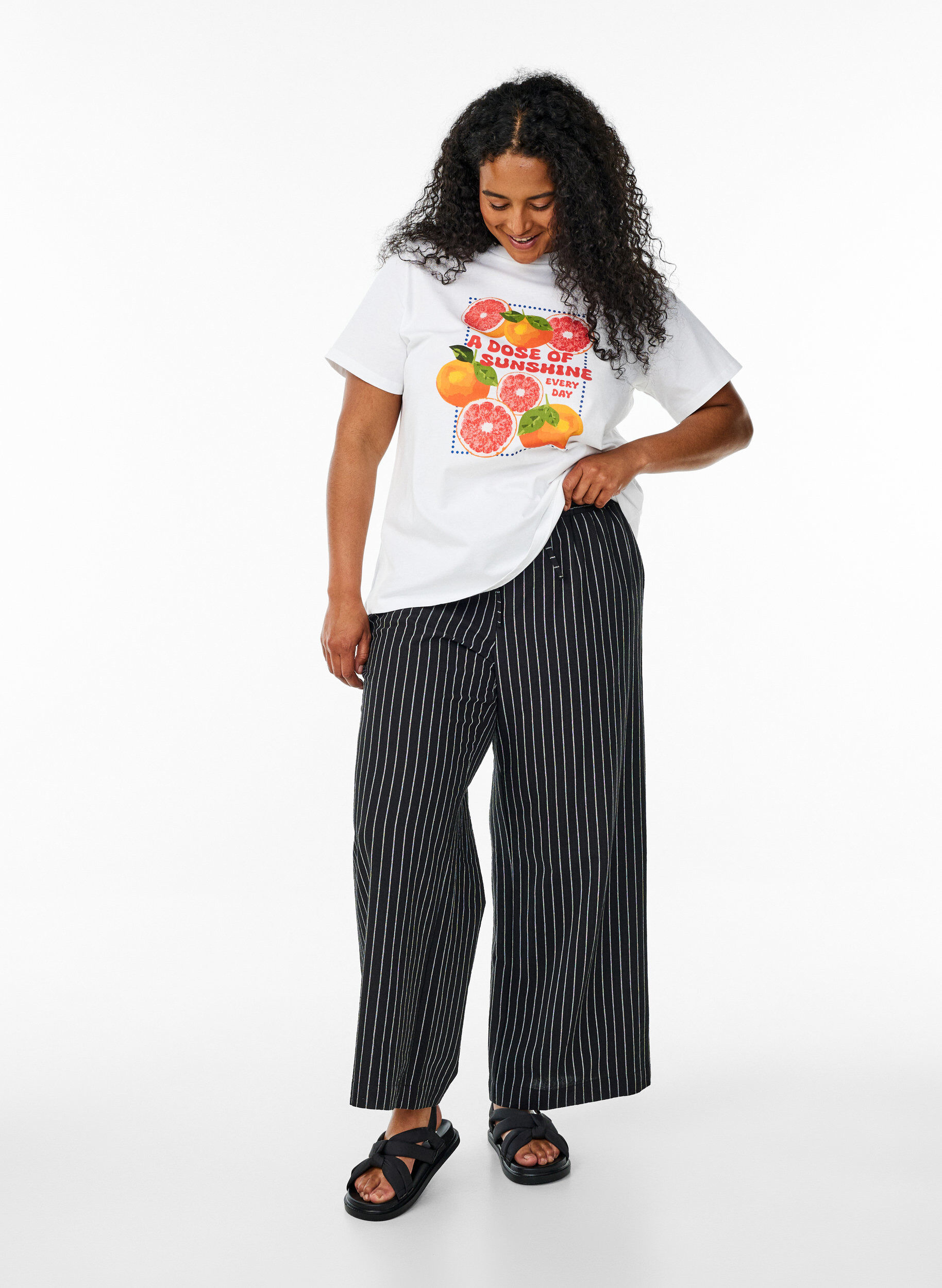 Zizzi Losse broek met hoge taille en zakken, Zwart, Model image number 0