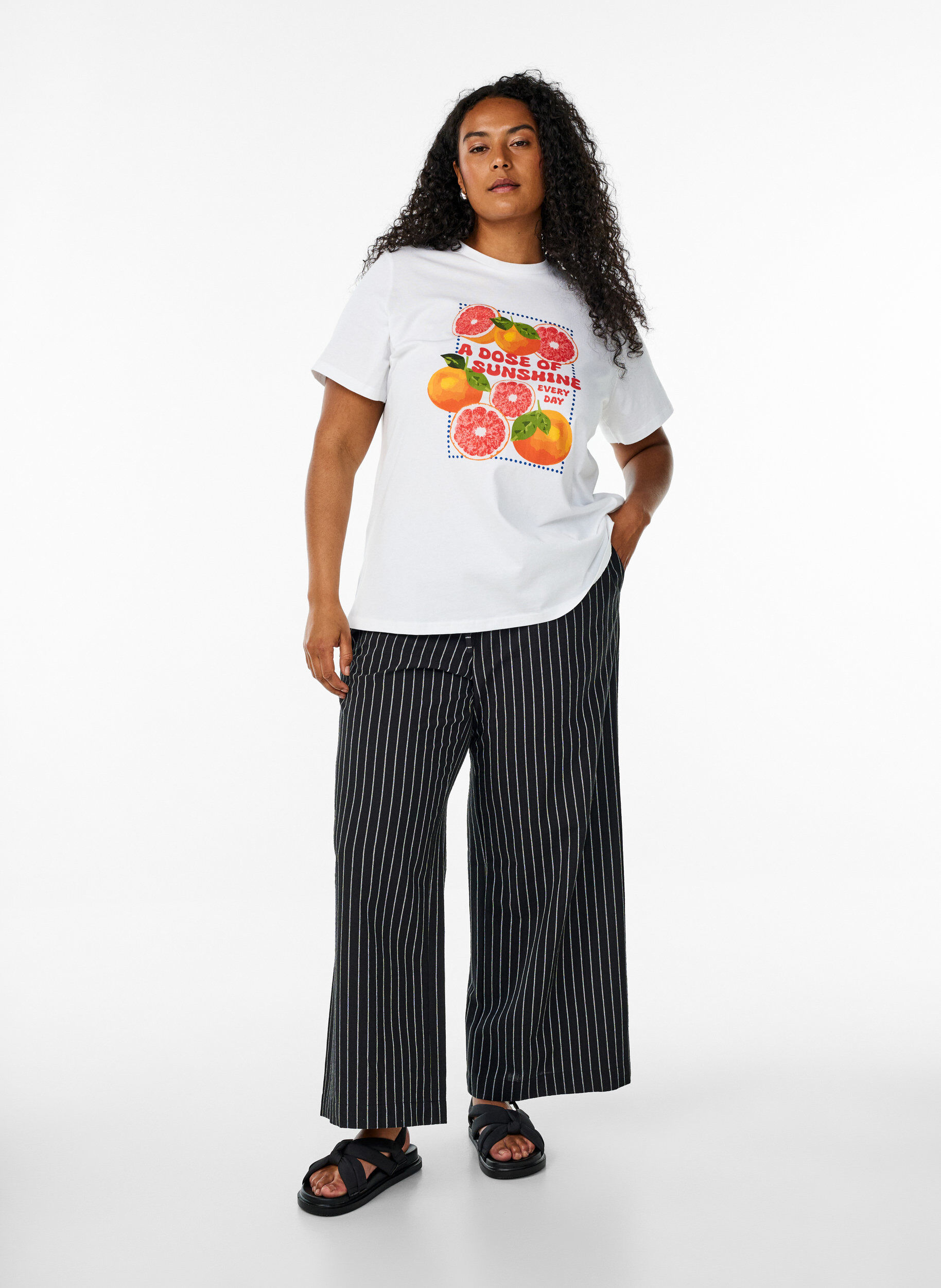 Zizzi Losse broek met hoge taille en zakken, Zwart, Model image number 1
