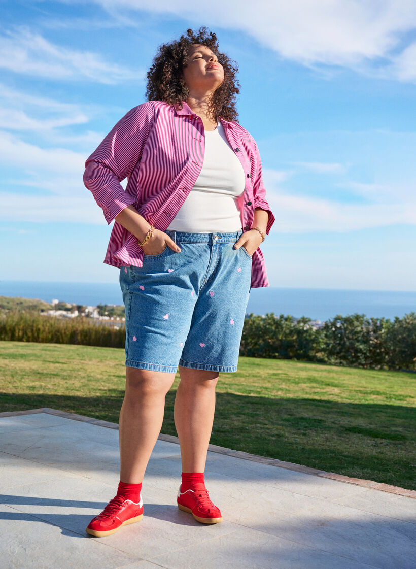 Korte spijkerbroek met hoge taille en geborduurde hartjes, Blauw, Image image number 0