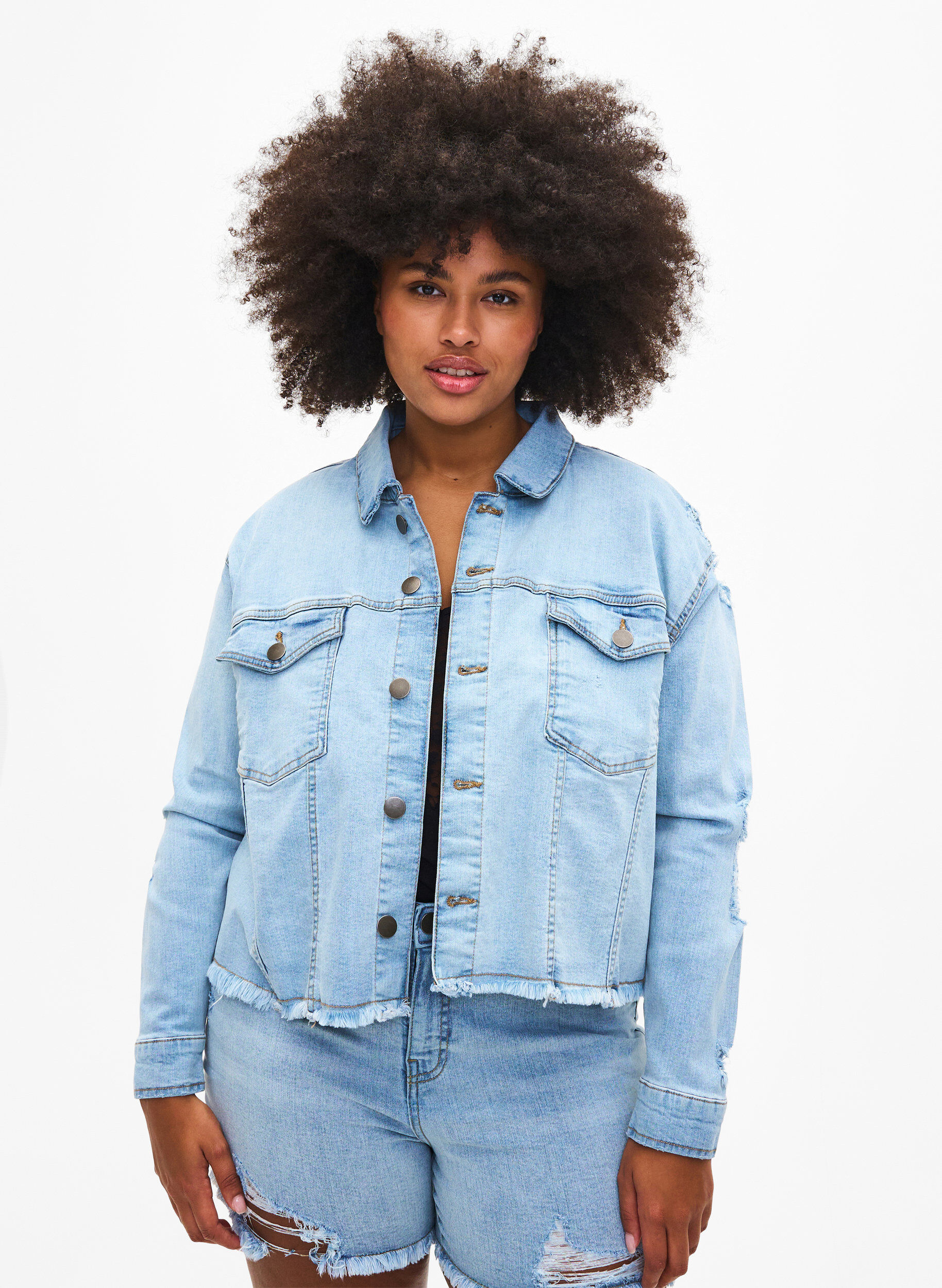 Zizzi Kort spijkerjasje met distressing details, Light Blue Denim, Model image number 0