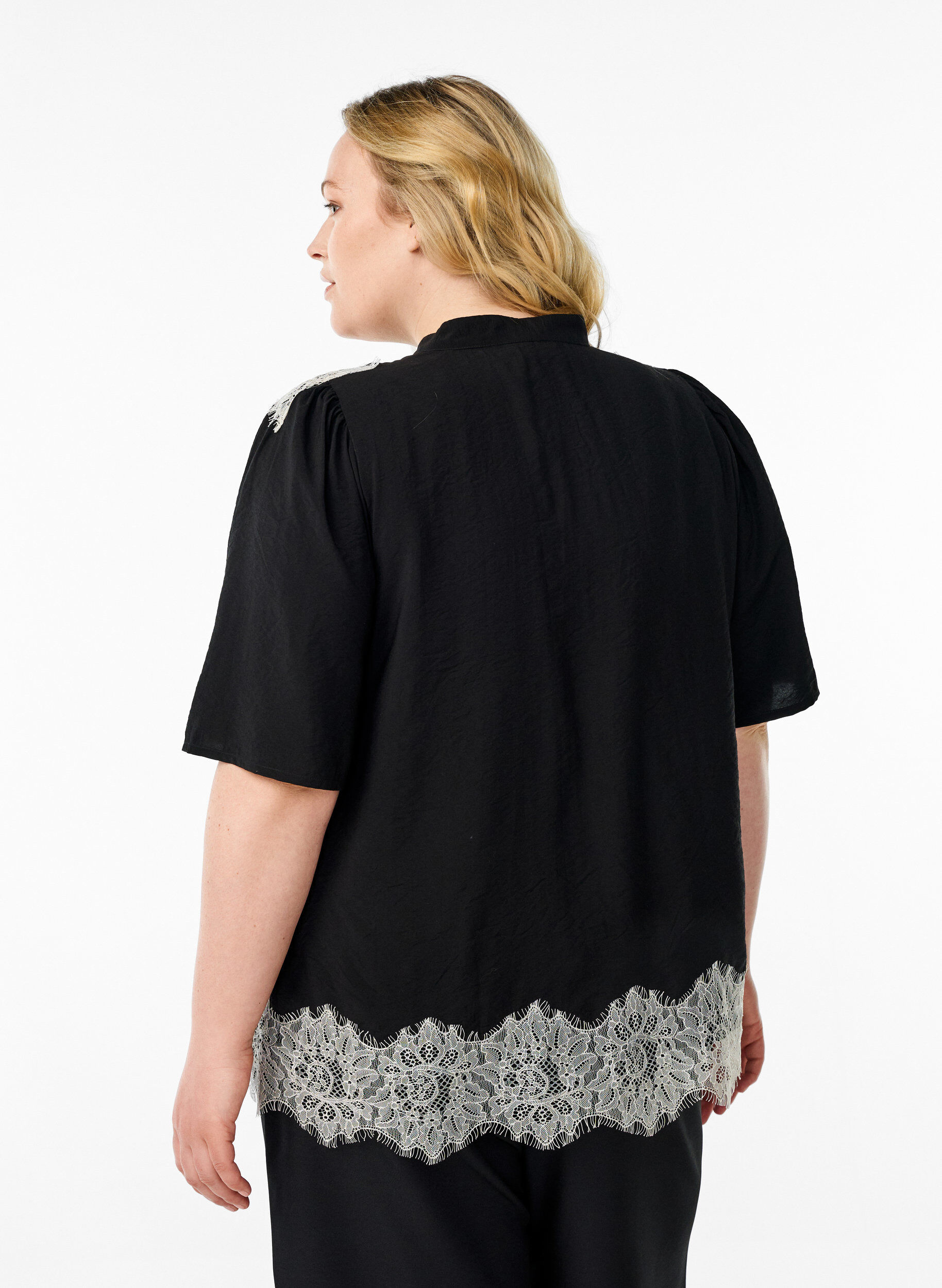 Zizzi Blouse met korte mouwen en kanten details, Zwart, Model image number 2