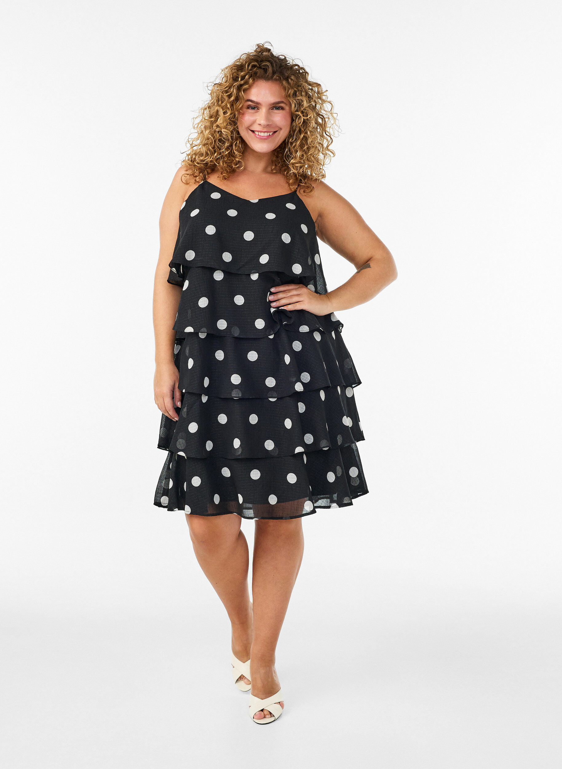 ZizziGelaagde jurk met ruches en spaghettibandjes, Zwart, Model image number 1