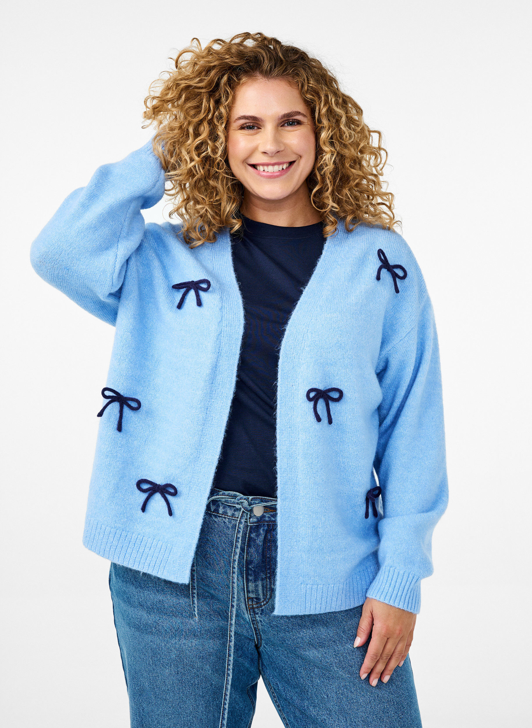 Zizzi Korte gebreide cardigan met strikken, Della R. Blue Comb, Model image number 0