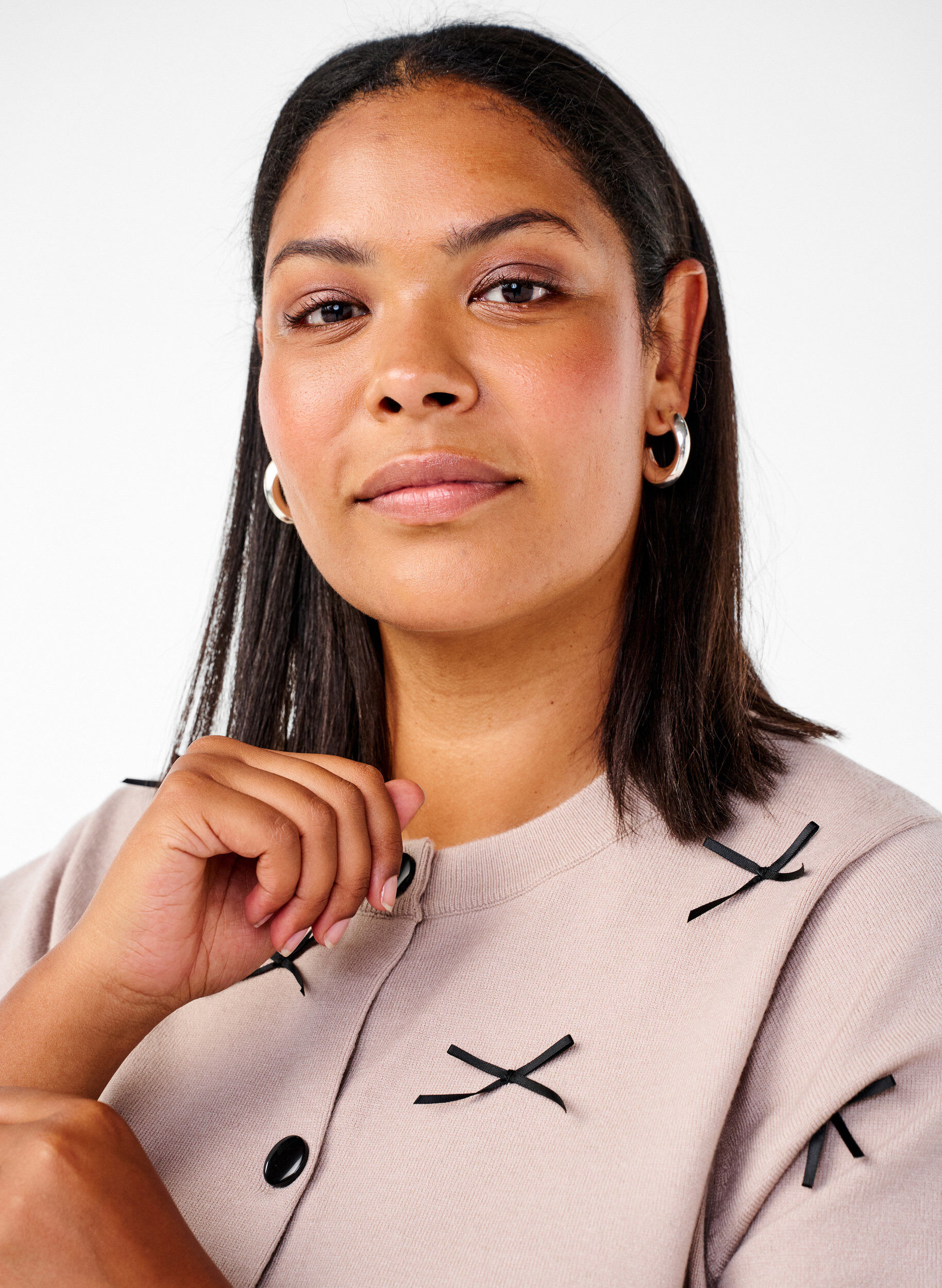 Zizzi Gebreid vest met strikken, Simply T. Black Bows, Model image number 2