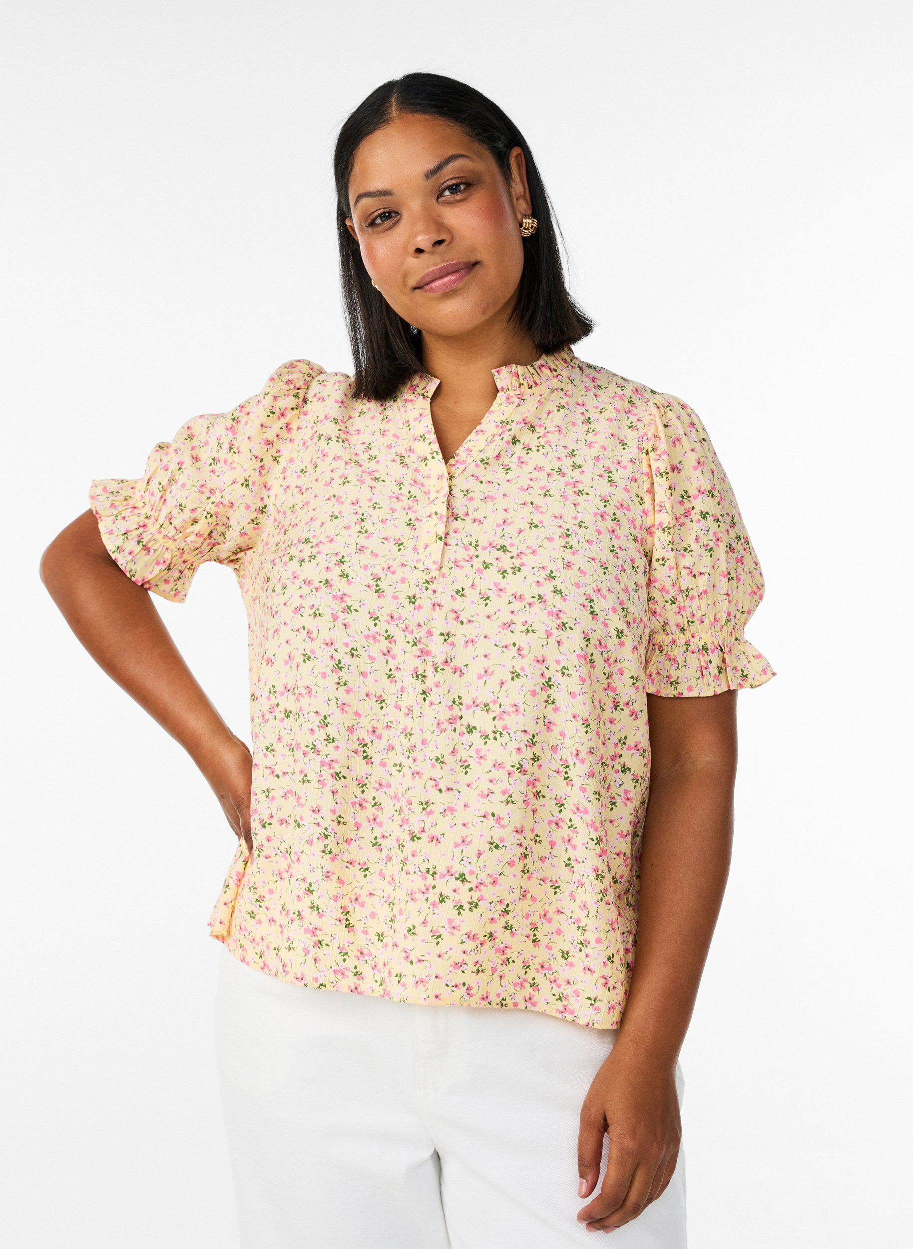 Viscose bloemenblouse met korte mouwen en een rucheskraag, Geel, Model