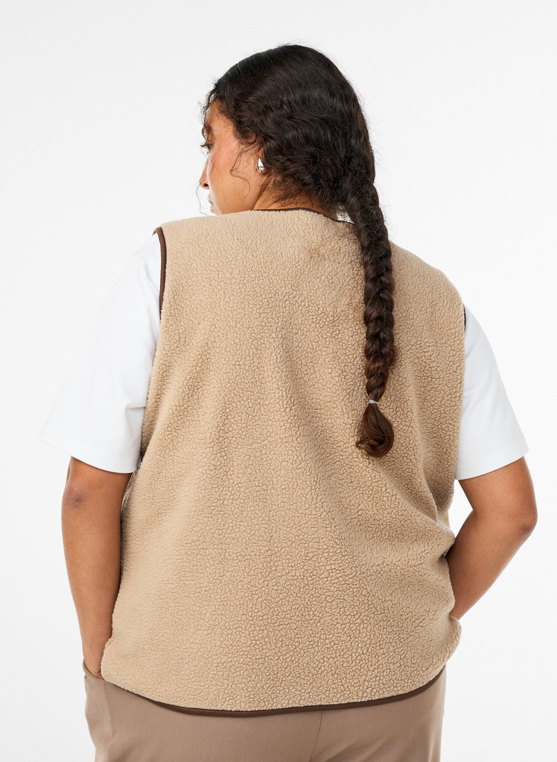 Zizzi Teddy-fleecevest met contrasterende boorden, Beige, Model image number 2