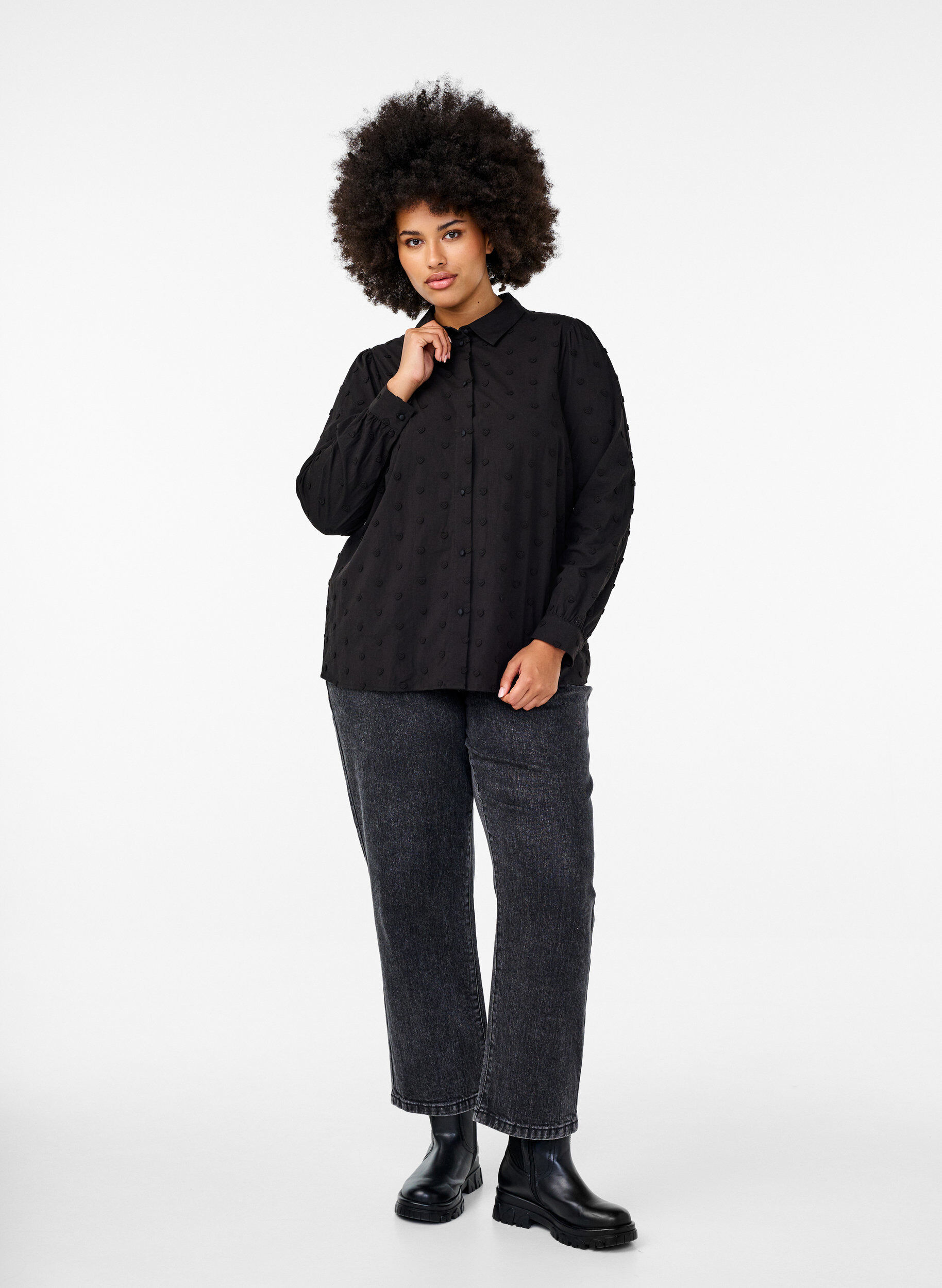 Zizzi Shirt met kraag en opgenaaide hartjes, Zwart, Model image number 1