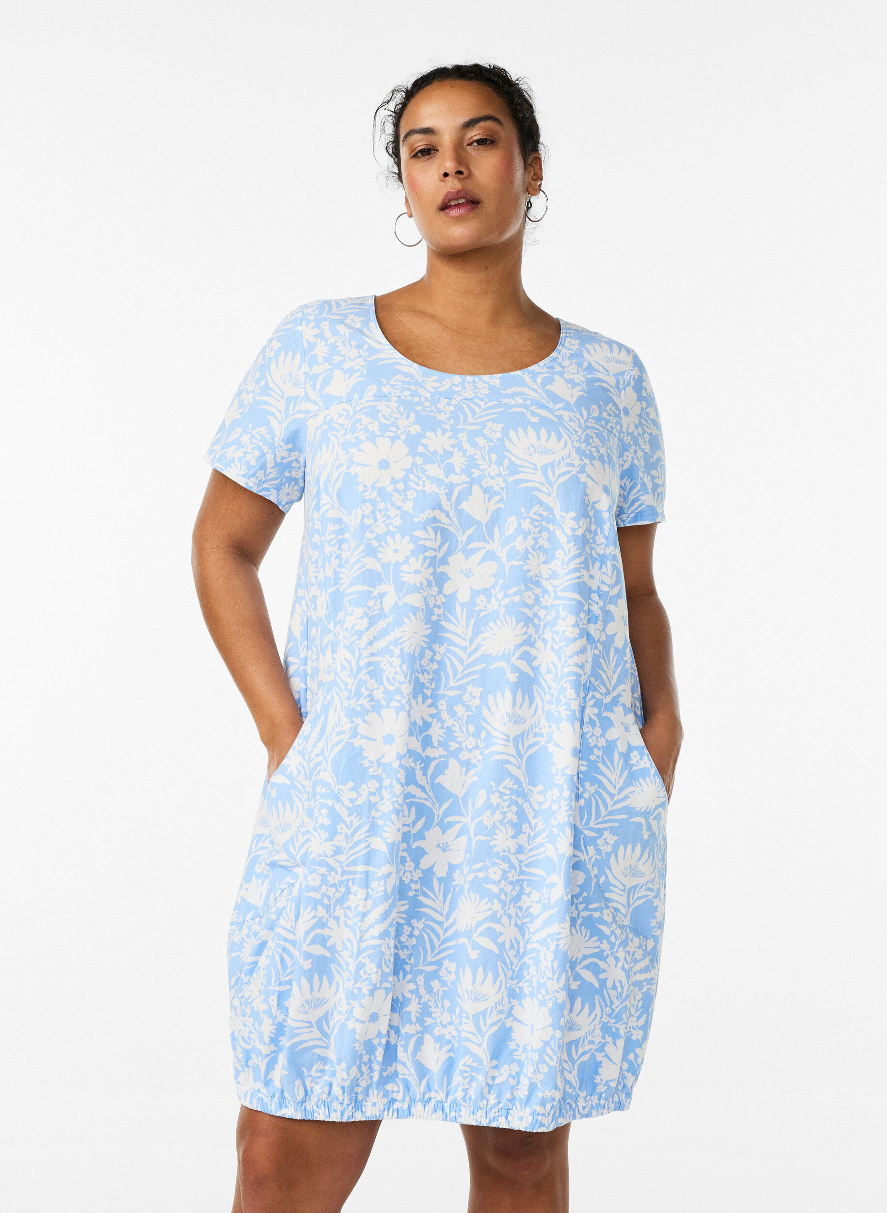 Katoenen jurk met korte mouwen en print, Vanille, Model