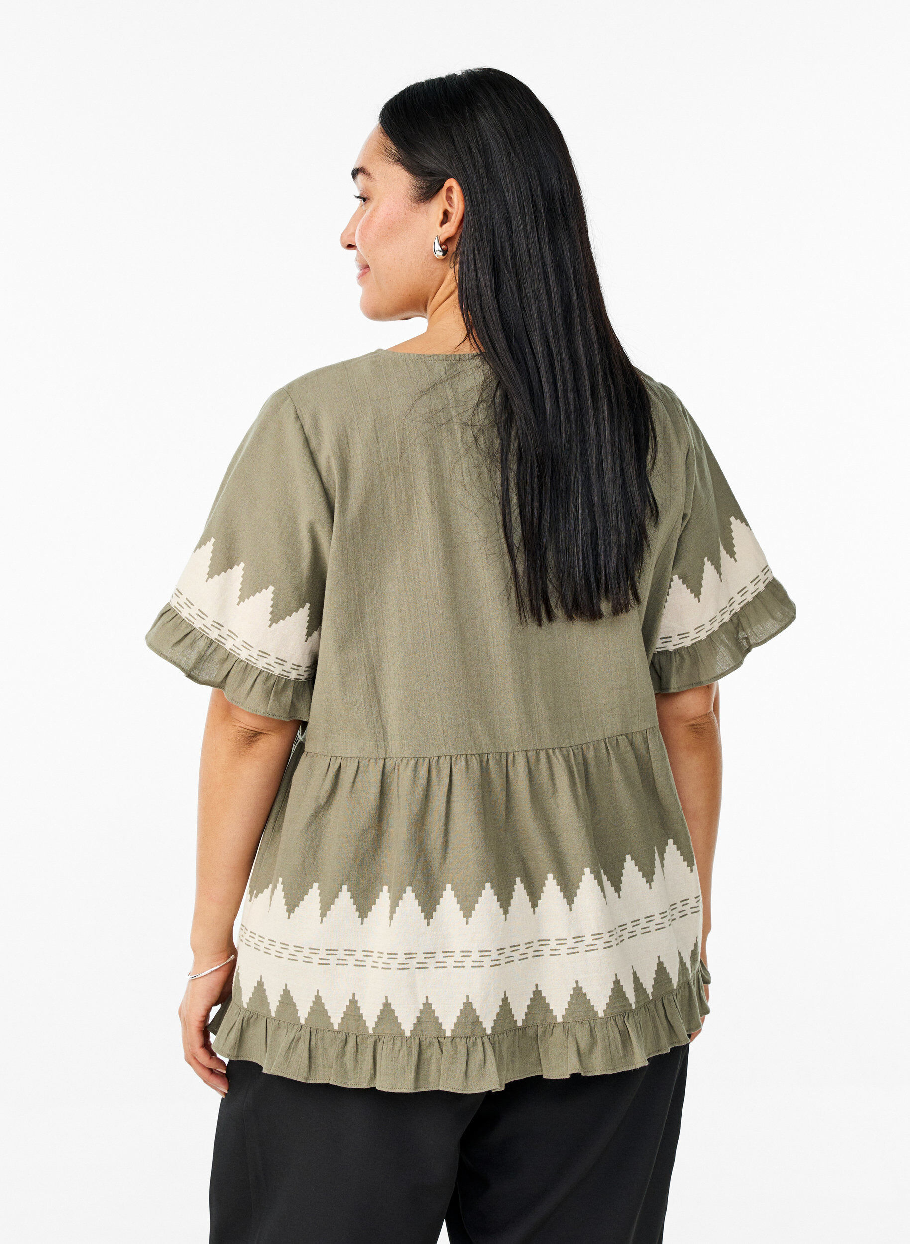 Zizzi Blouse met korte mouwen, ruches en grafisch patroon, Groen, Model image number 2