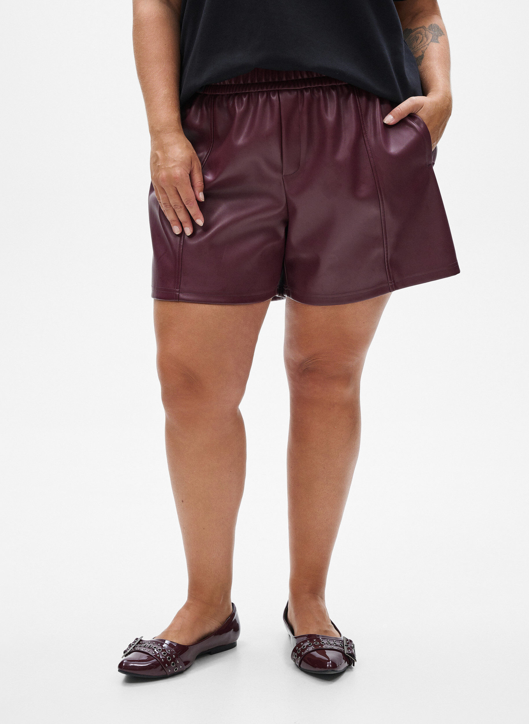 Zizzi Losse imitatieleer shorts met elastische tailleband, Donker Bordeaux, Model image number 3