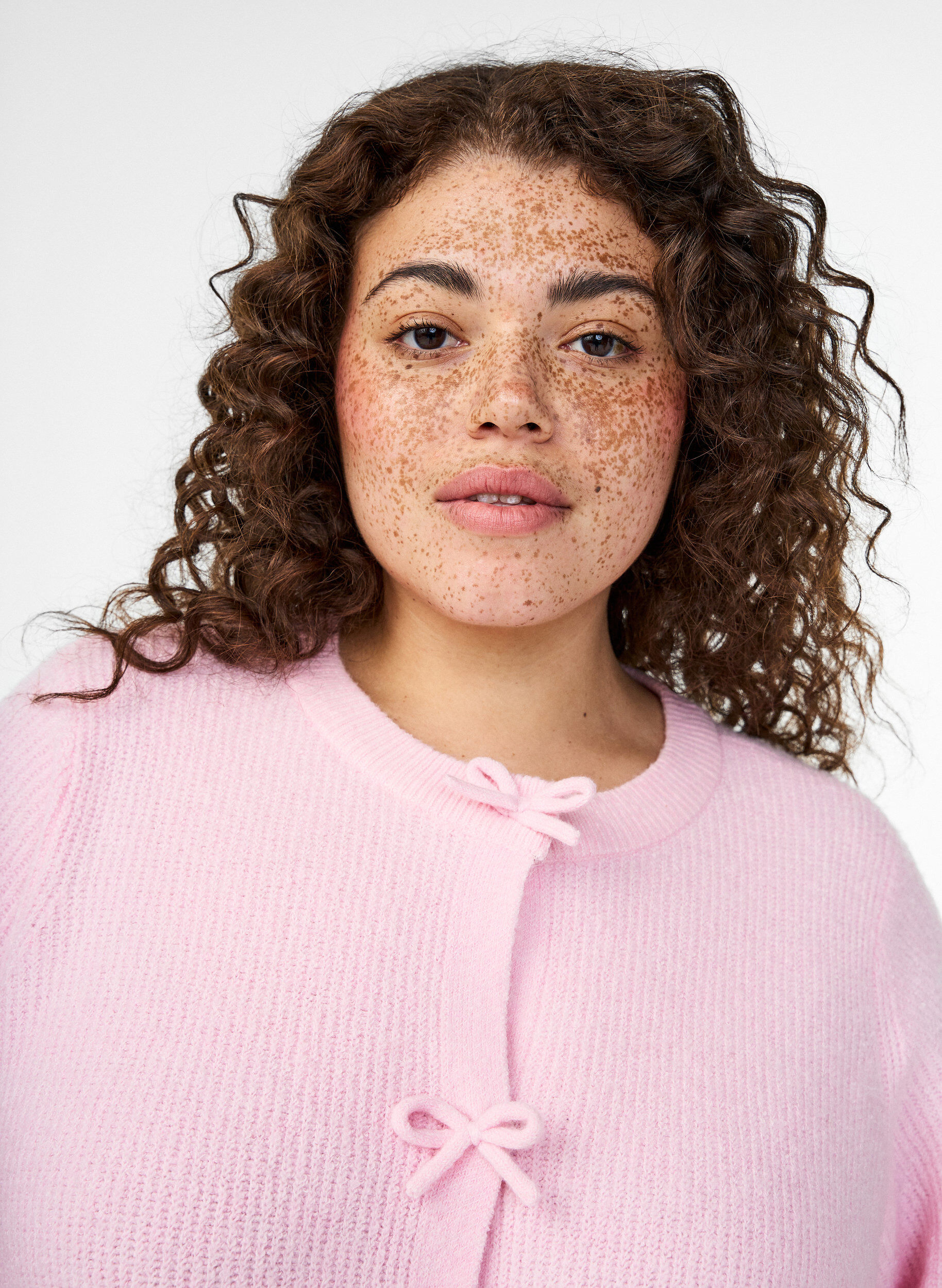 Zizzi Gebreid vest met korte mouwen en strikjes, Roze, Model image number 3