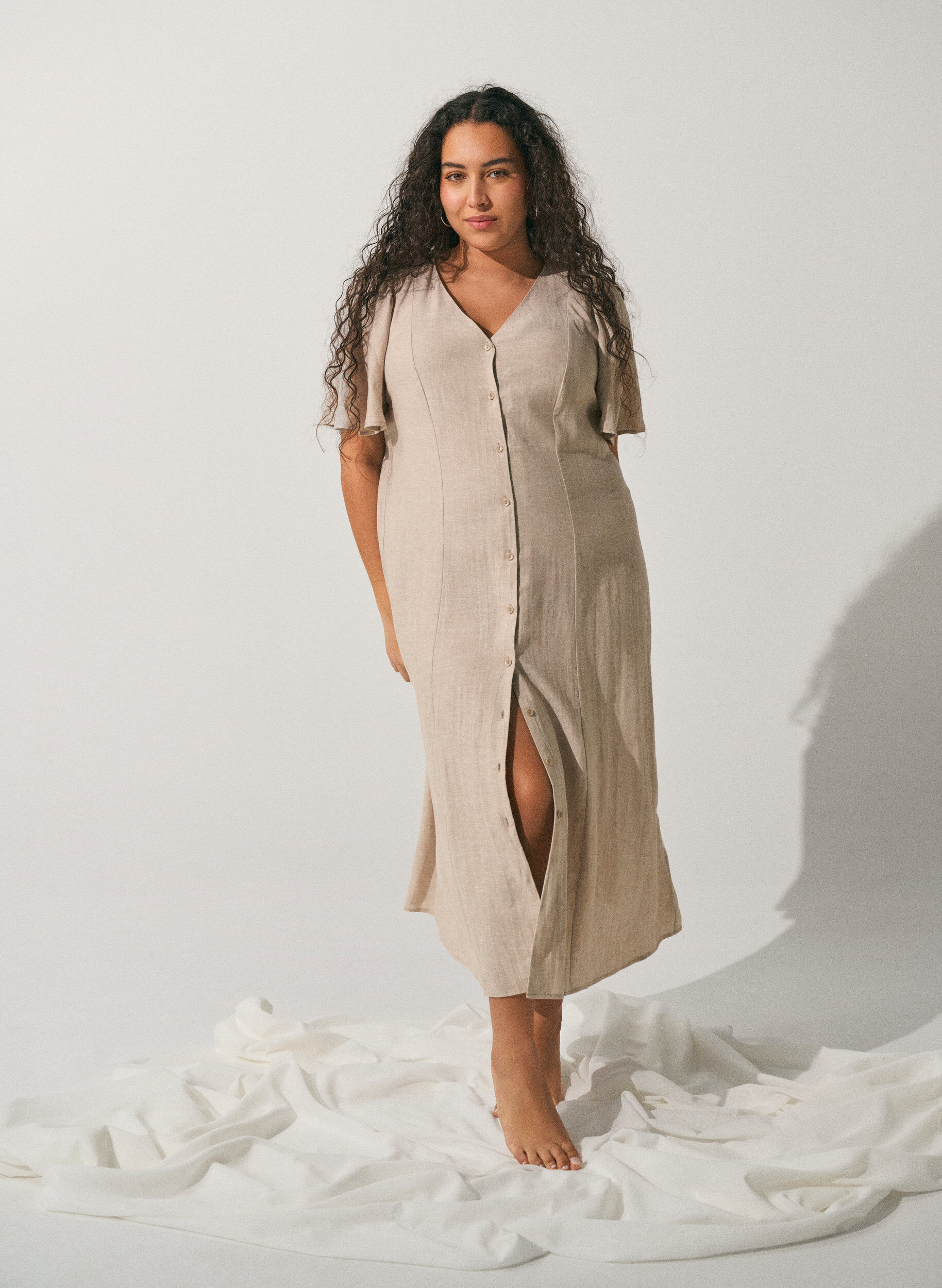 Zizzi Midi jurk in linnen en viscose met ruchesmouwen, Beige, Image image number 0