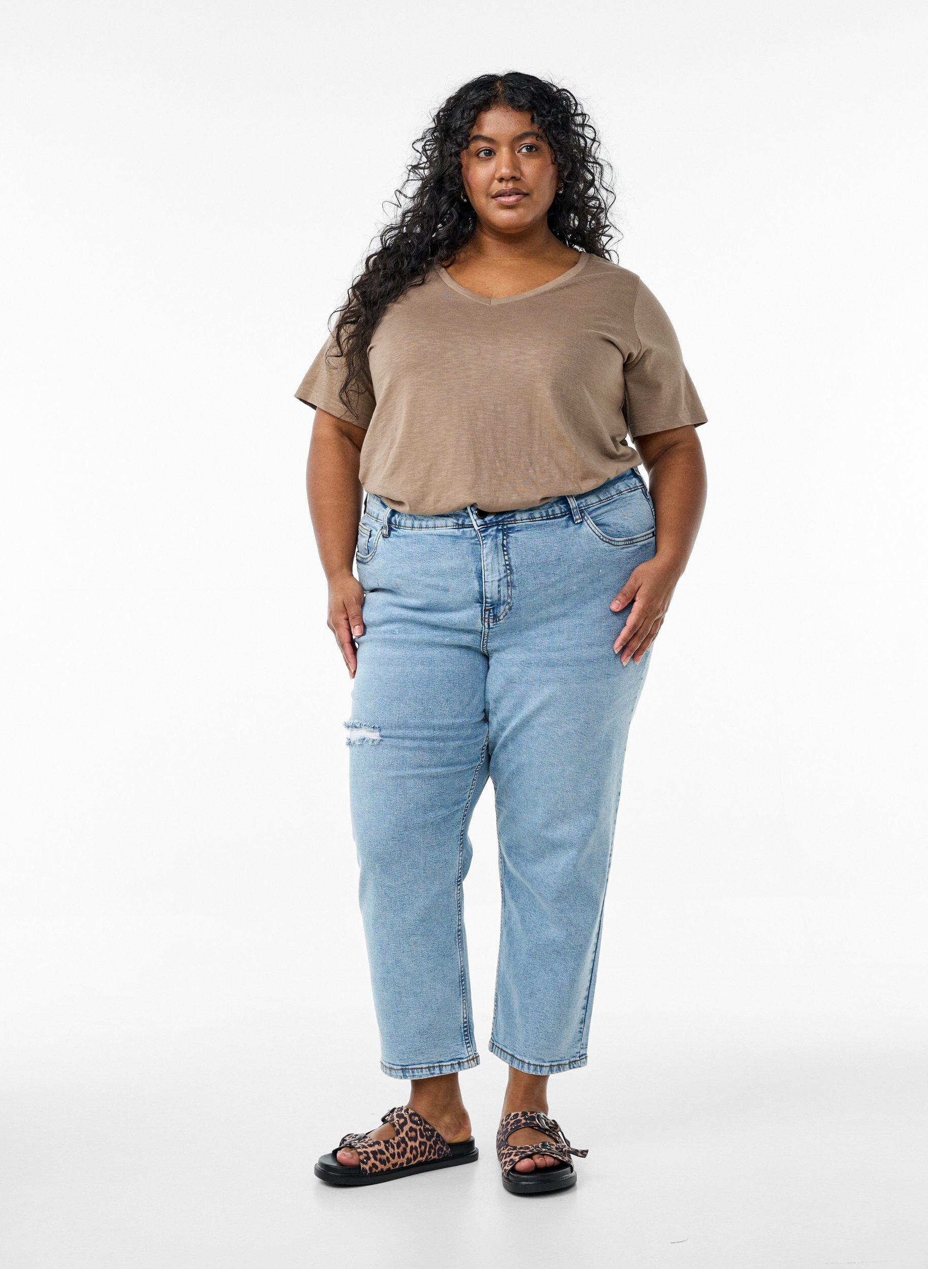 Zizzi Basic t-shirt met korte mouwen en v-hals, Bruin, Model image number 1