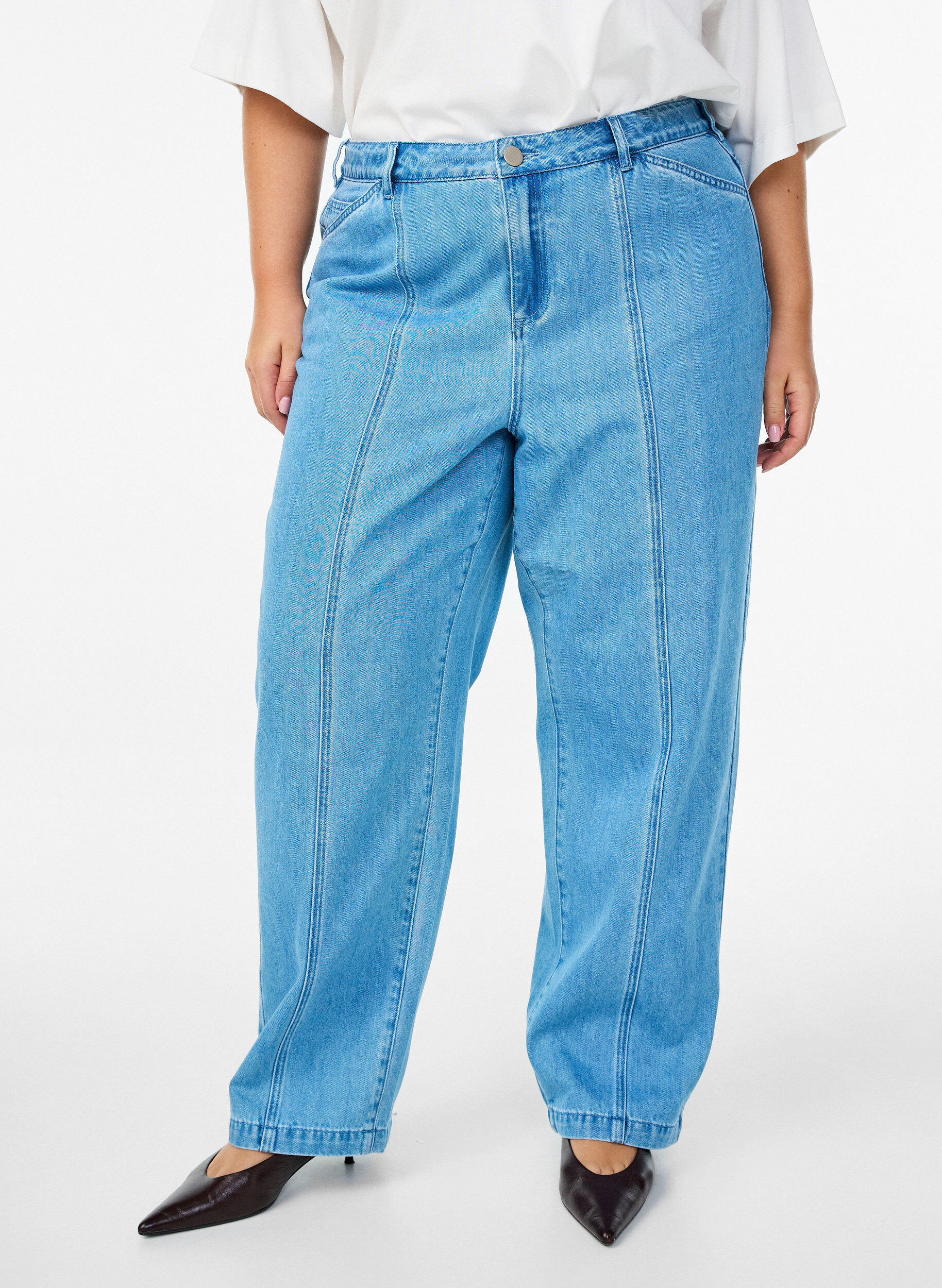 Zizzi Kiana jeans met een straight-fit en gedurfde stiksels, Blauw, Model image number 2