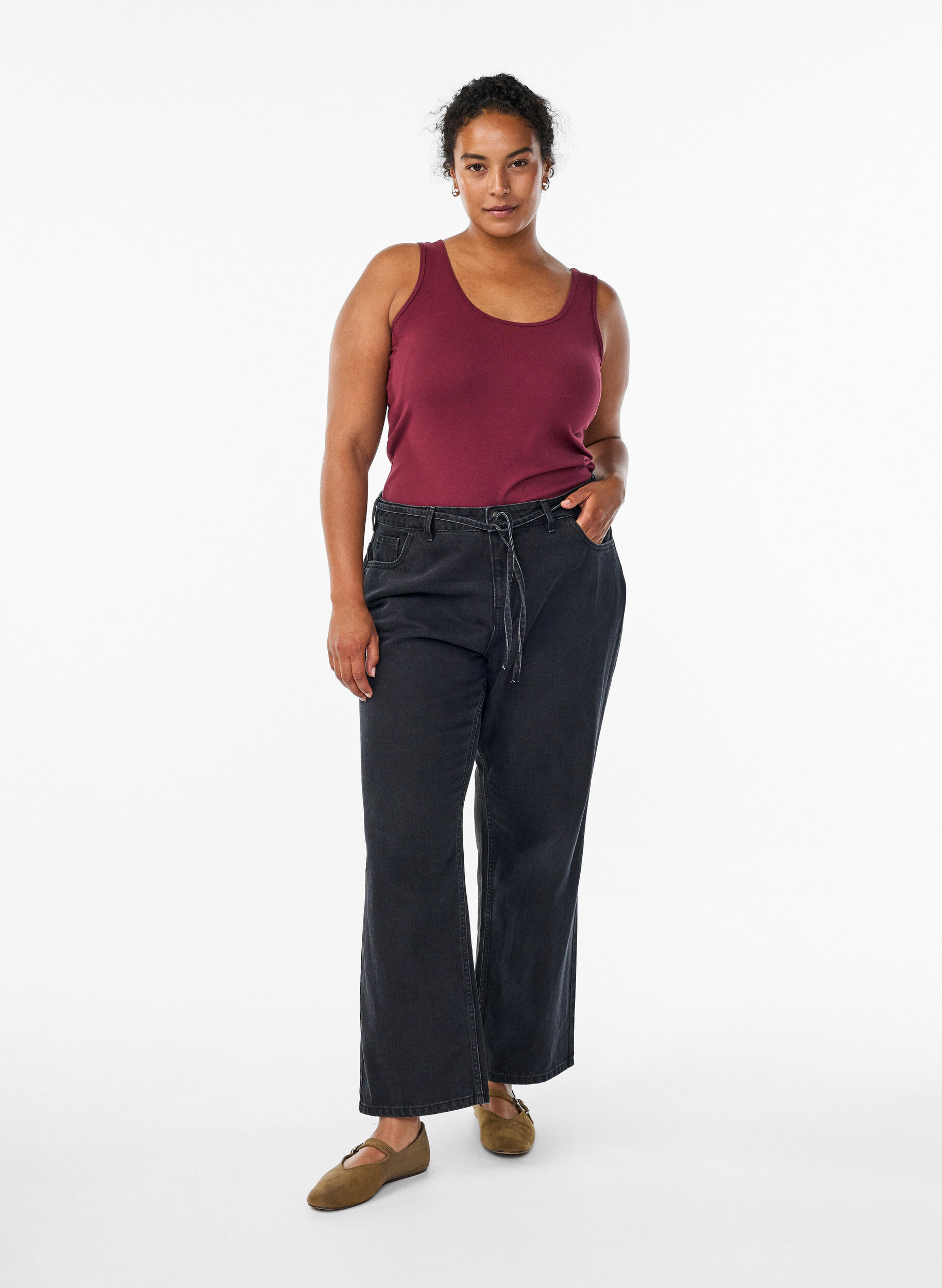 Zizzi Effen gekleurd basic top in katoen, Donker Bordeaux, Model image number 1