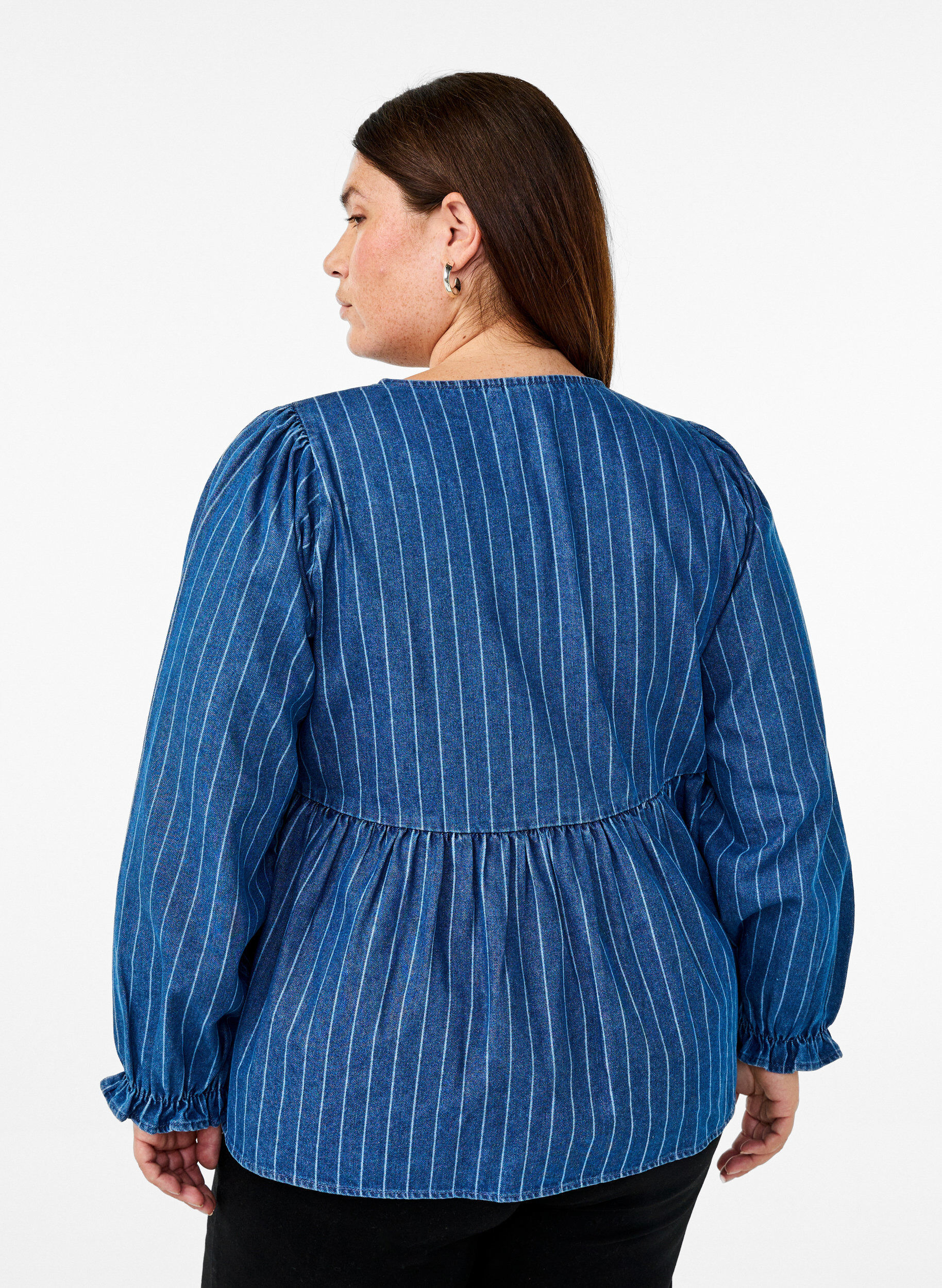 Zizzi Gestreepte denim blouse met strik aan de voorkant, Blauw, Model image number 2