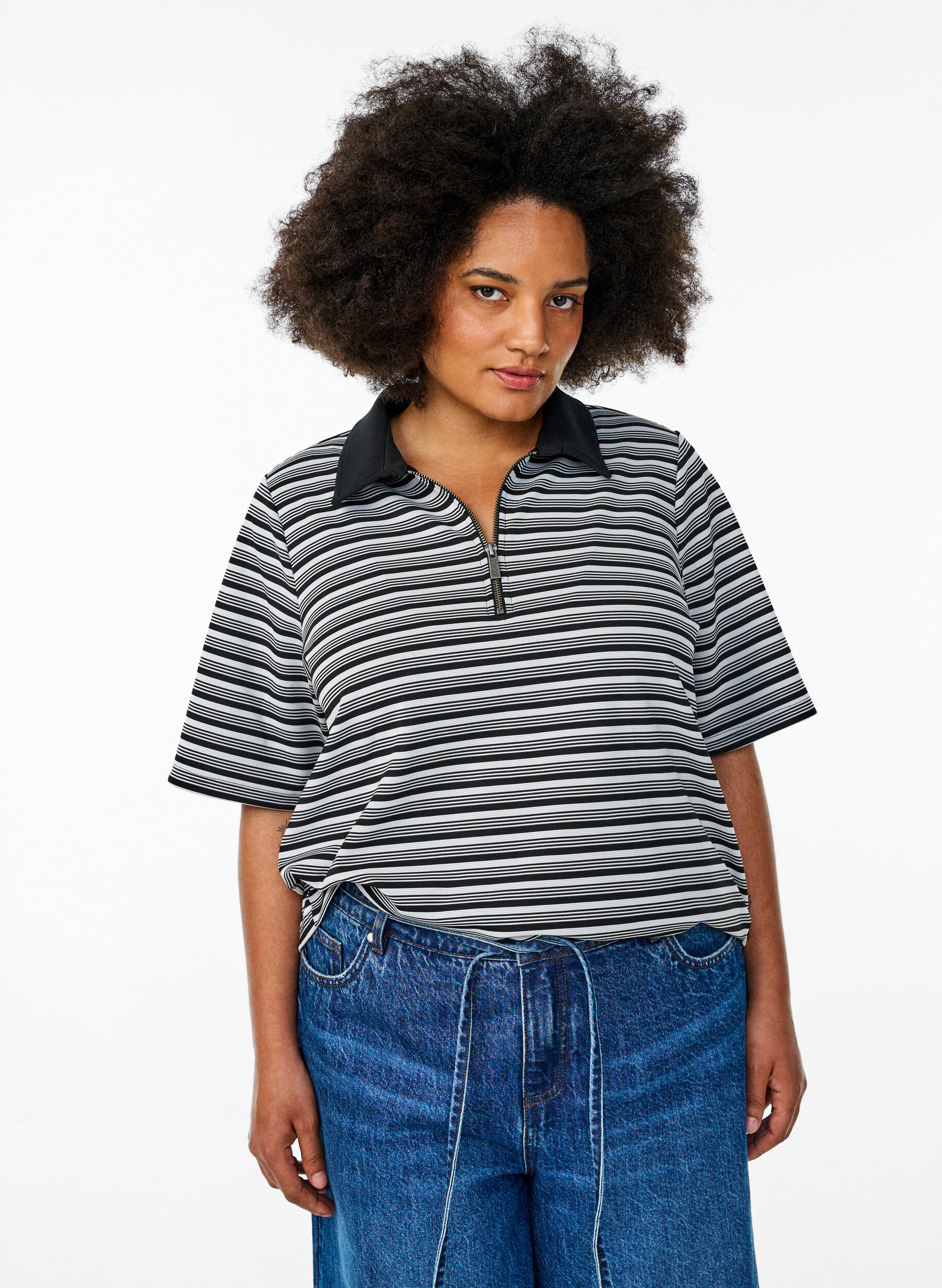 Zizzi Gestreept poloshirt met korte mouwen en rits, Zwart, Model image number 0