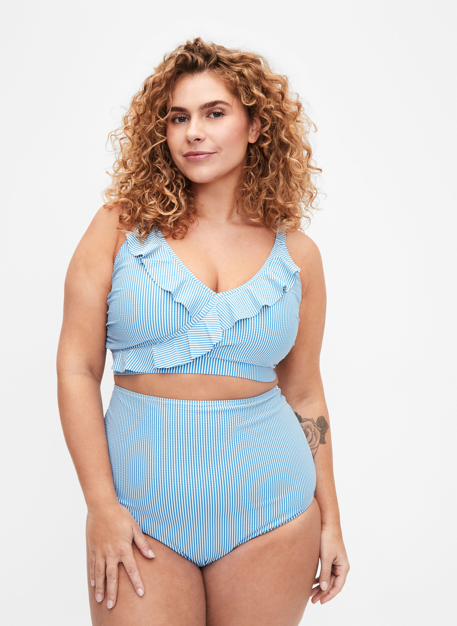 Zizzi Gestreept bikinibroekje met extra hoge taille, Blauw, Model image number 0