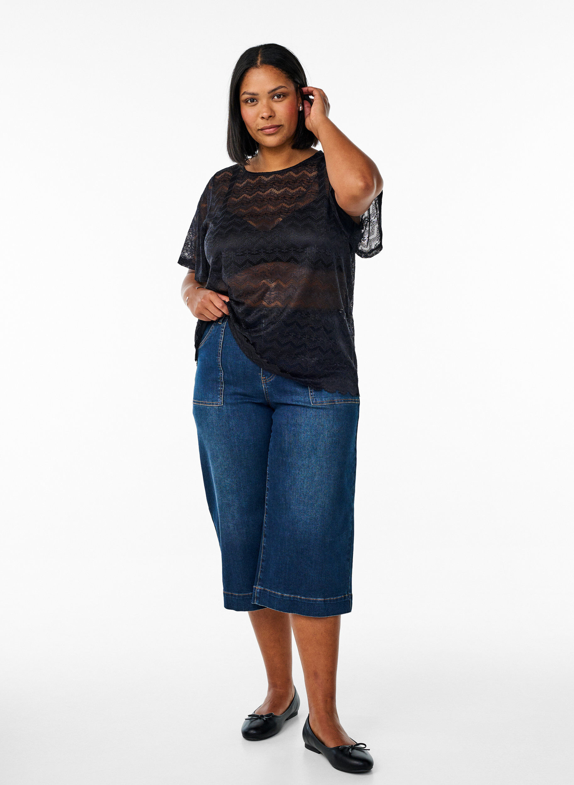 Zizzi Kantblouse met korte mouwen en gegolfde zoom, Zwart, Model image number 1