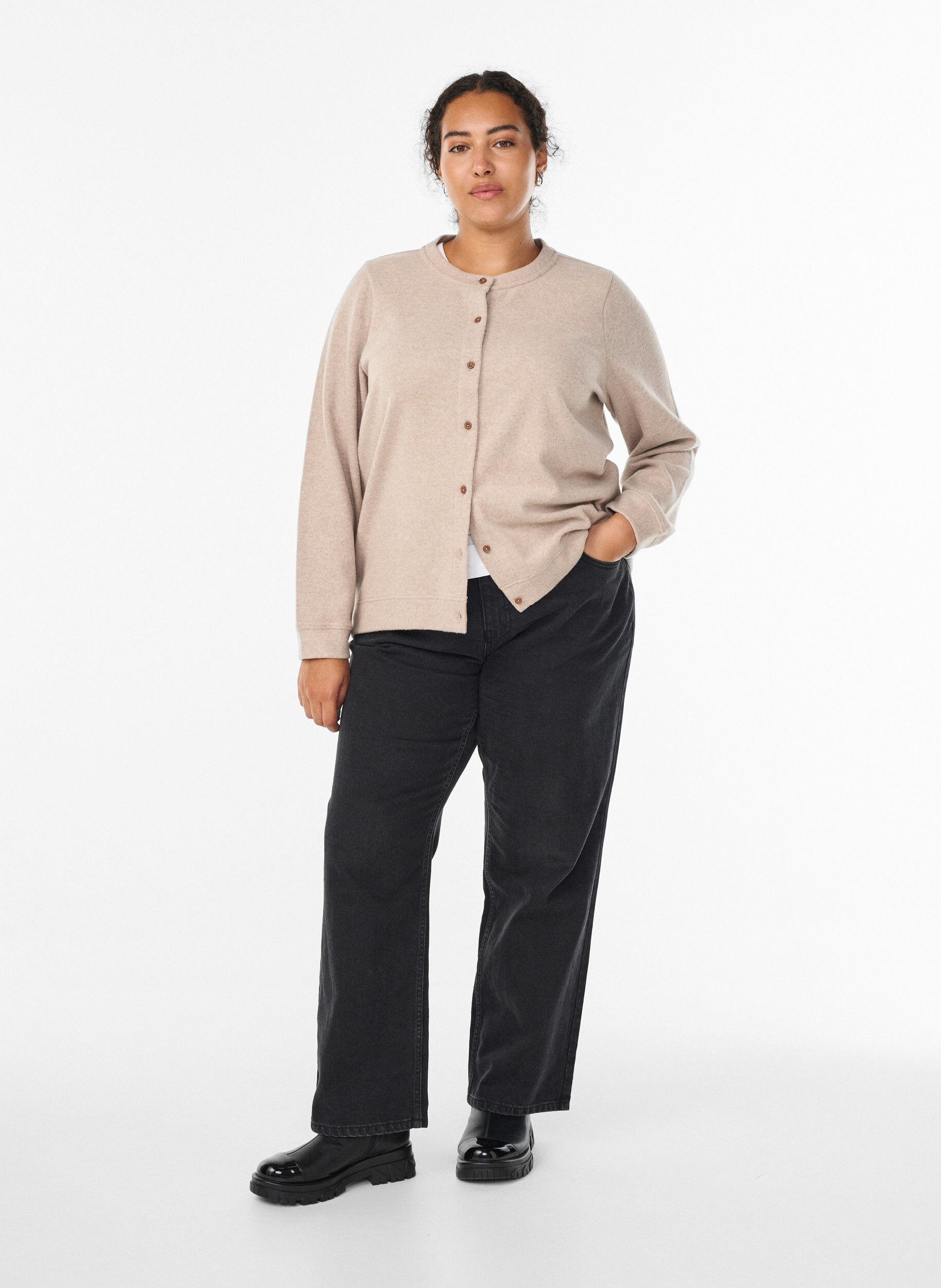 Zizzi Cardigan van jersey met ronde hals en knoopsluiting, Beige, Model image number 1