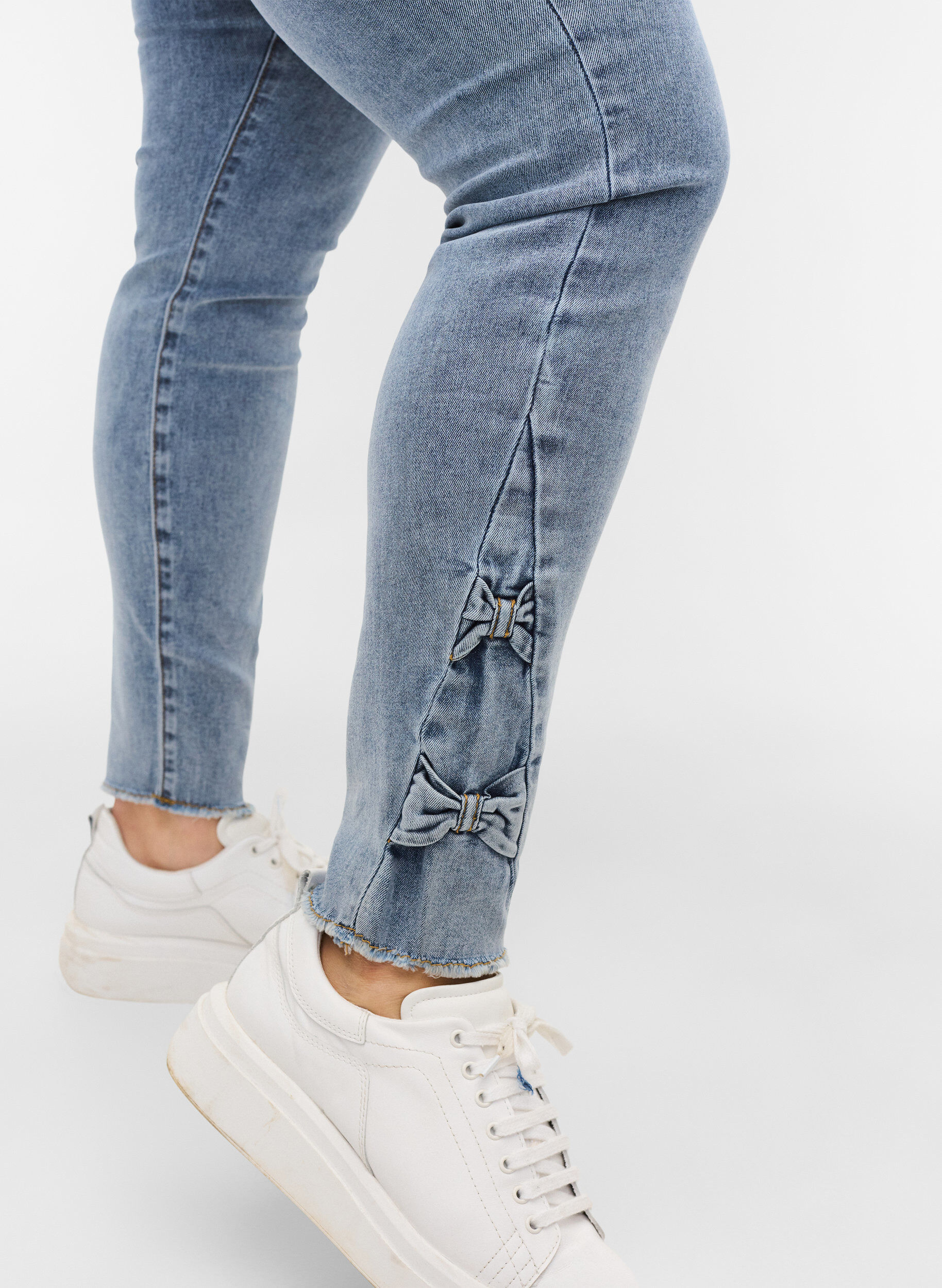 Zizzi Cropped Amy jeans met strikjes, Light blue, Model image number 2