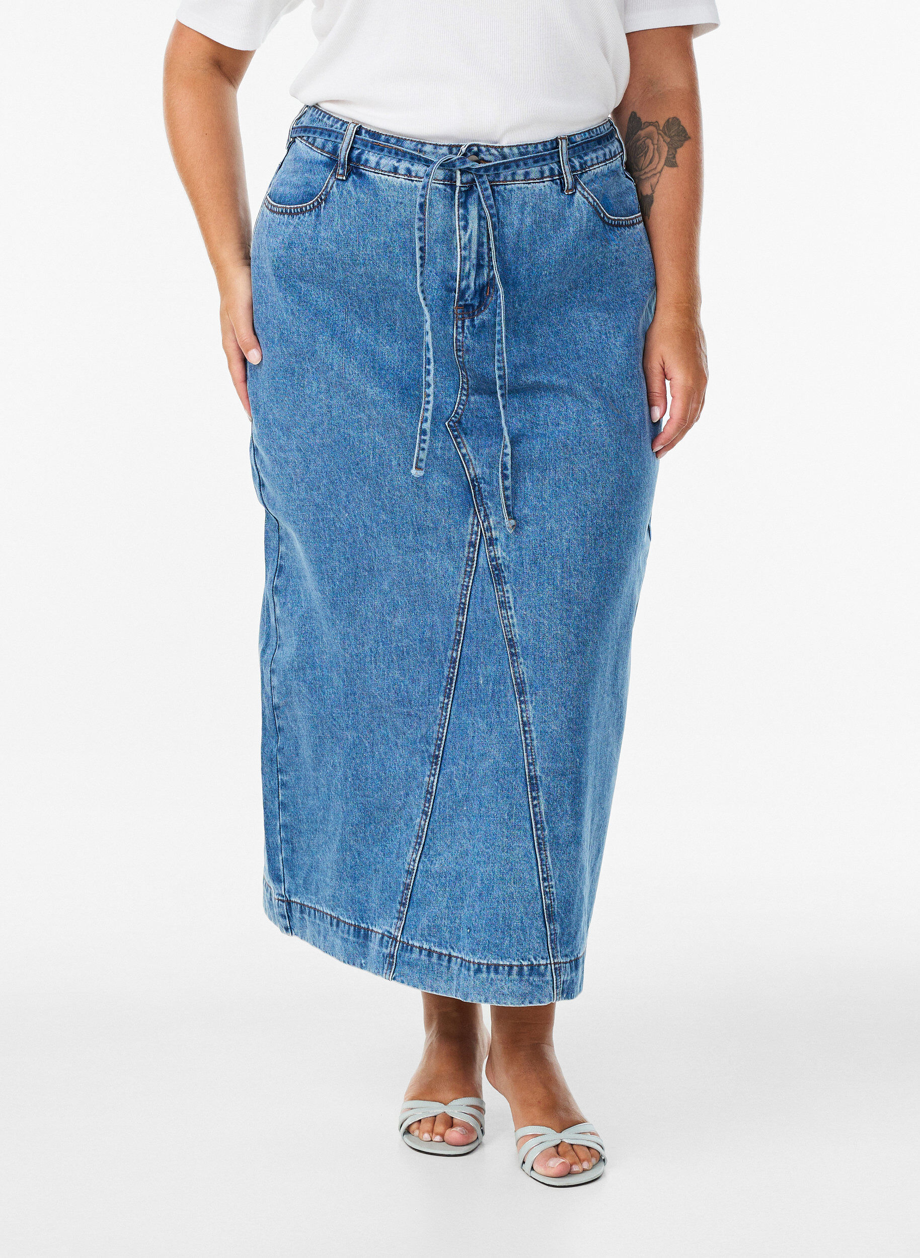Zizzi Denim maxirok met strikceintuur, Blauw, Model image number 2
