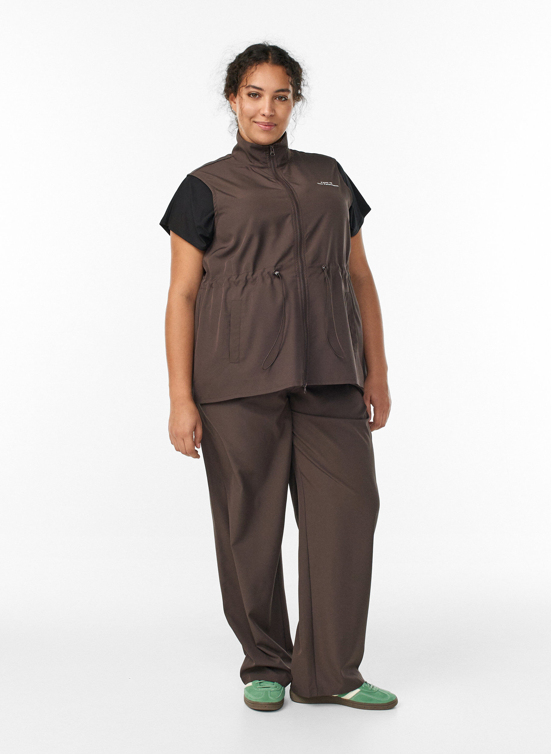 Zizzi Mouwloos vest met een elastische taille, Bruin, Model image number 1