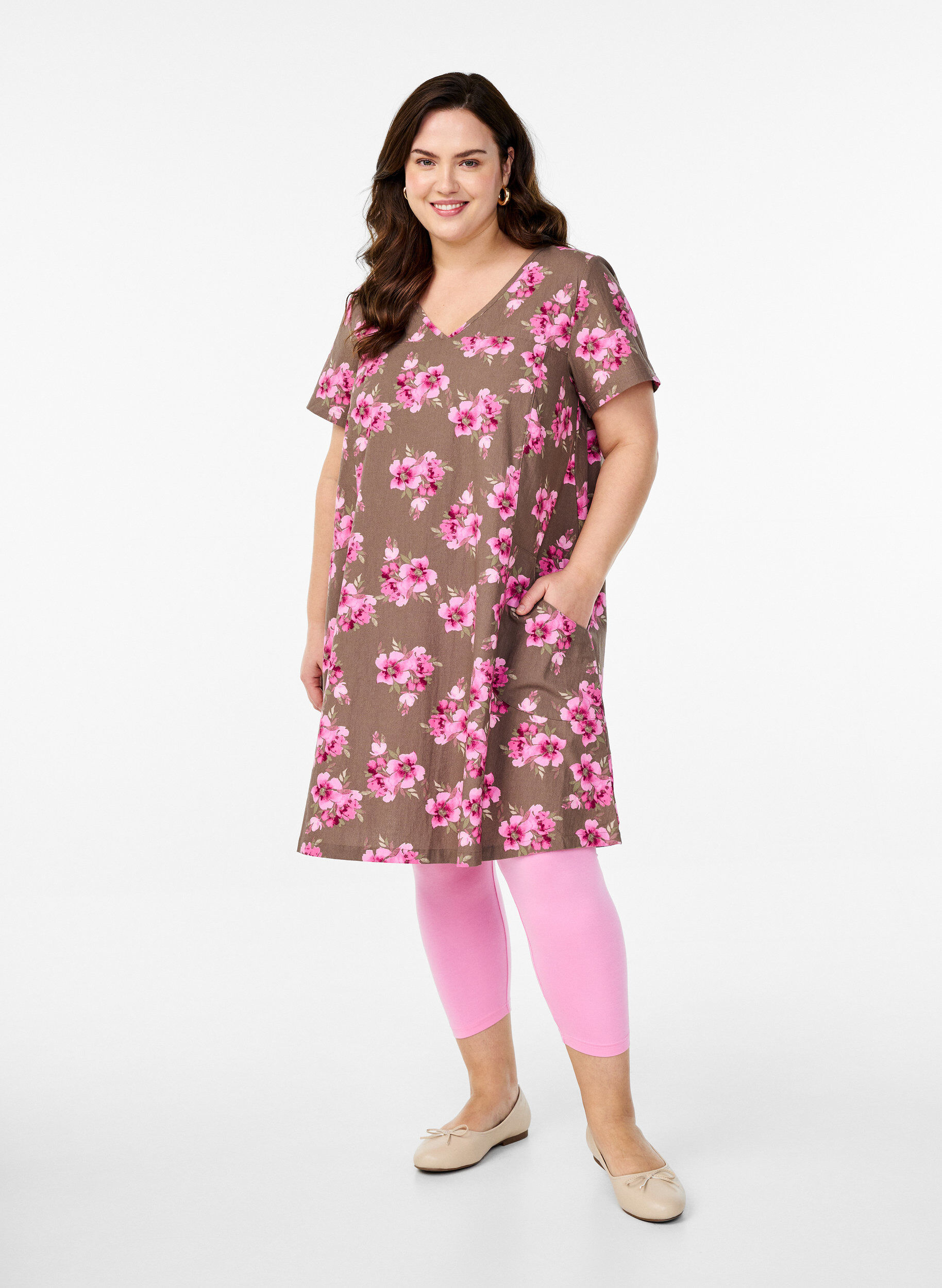 Zizzi Korte a-lijn jurk met bloemenprint, Bruin, Model image number 1