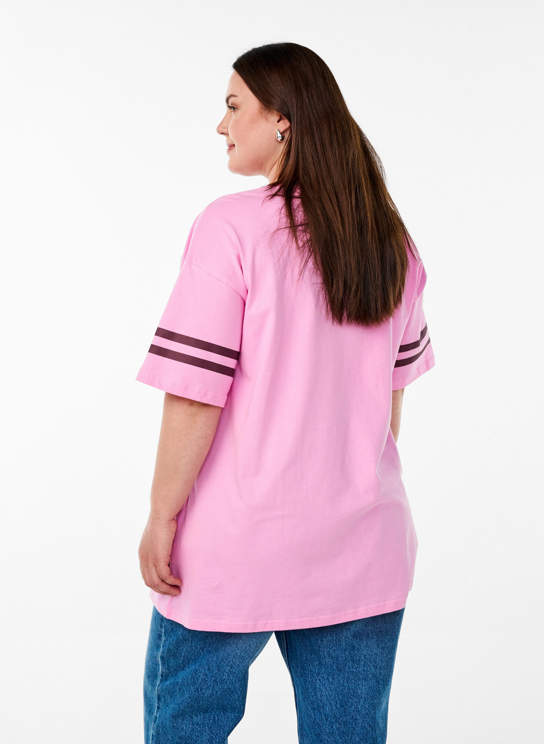 Zizzi Sportief oversized college T-shirt, Roze, Model image number 2