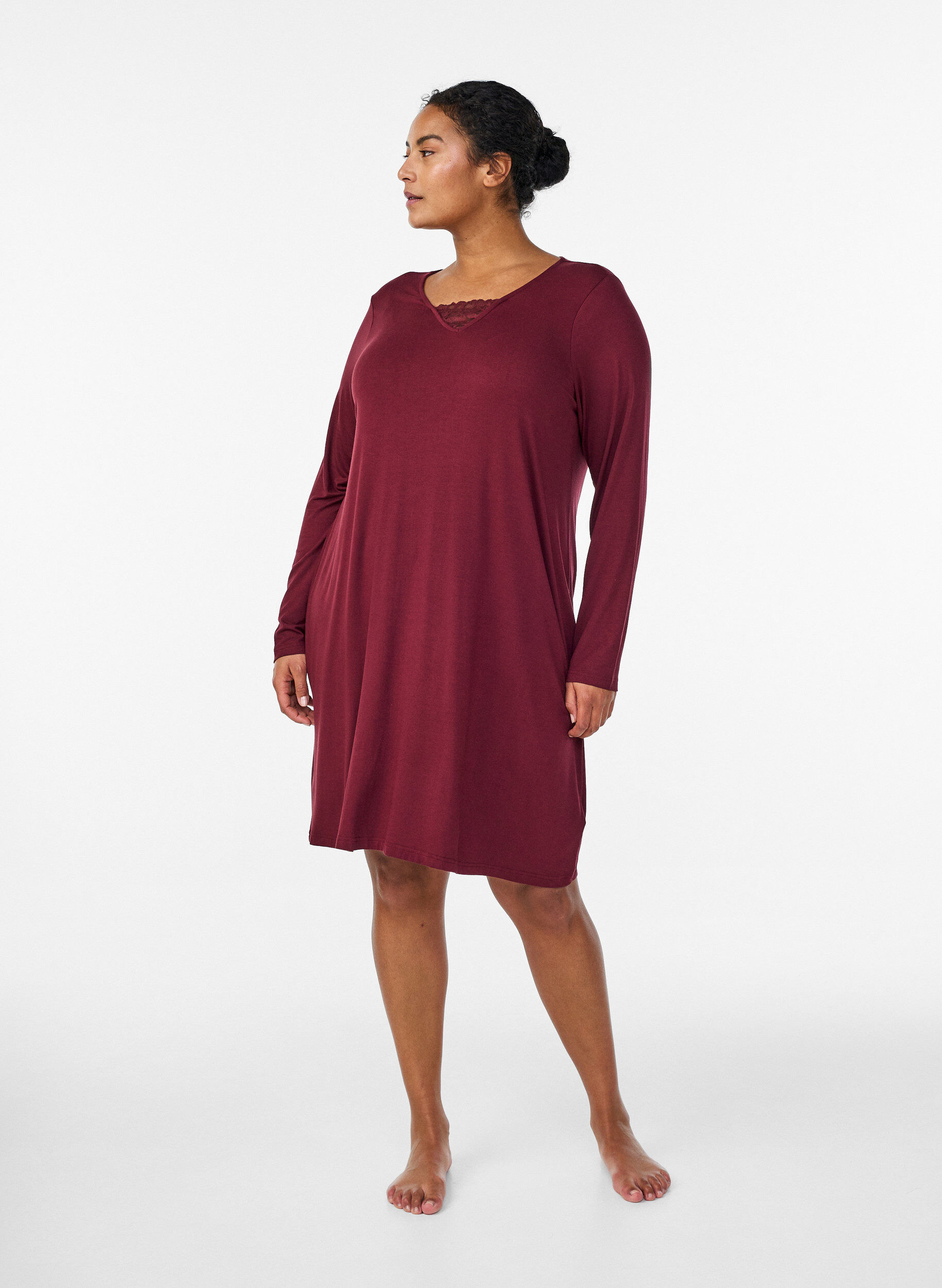 Zizzi Lange mouwen nachtjapon met kanten inzet en V-hals, Rood, Model image number 1